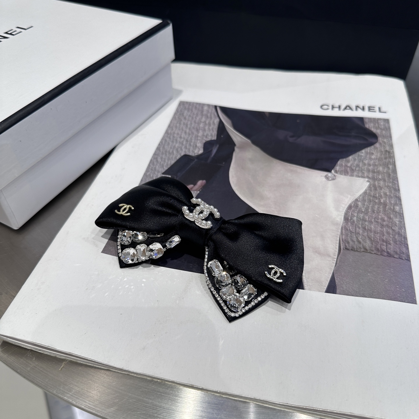 NO:370649,P with packaging box Chanel (Chanel) latest hot duckbill clip, a beautiful one!  A must-have for fairies…hairpins, hairpins, chanel, chanel, hairpins19860909P 配包装盒 Chanel (香奈儿)最新小香爆款鸭嘴夹,绝美的一款！小仙女必备…发夹,发夹,chanel,chanel,hairpins,accessory