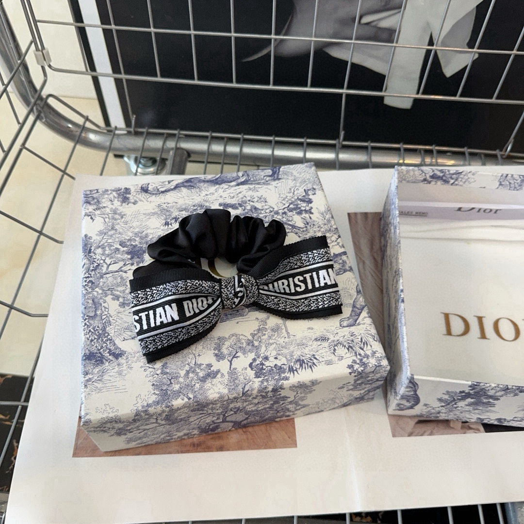  🎁配包装盒
Dior（迪奥）D家新款发圈，时尚百搭！简单实用 小姐姐必备