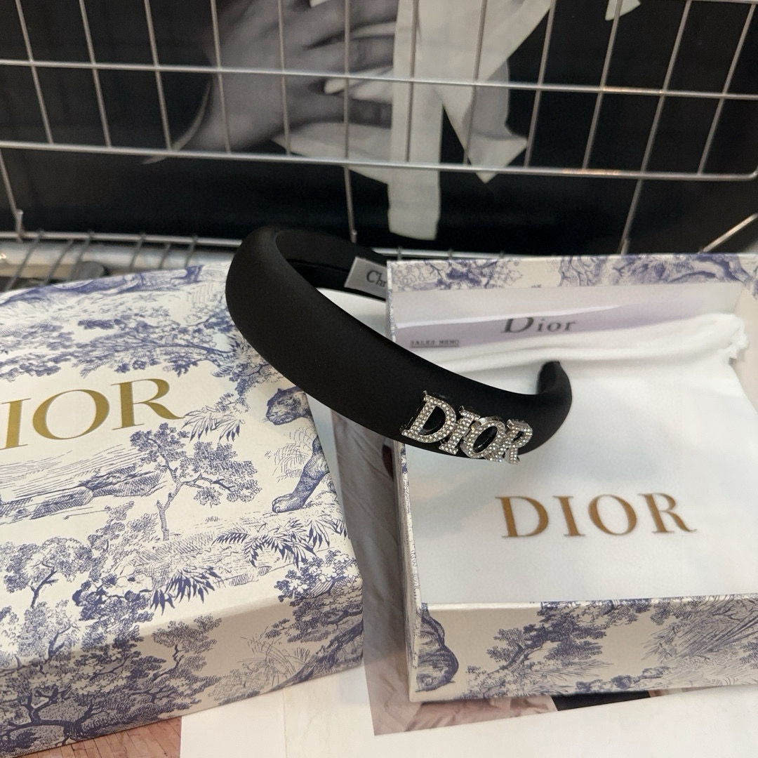  🎁配包装盒
Dior（迪奥）D家新款发箍，时尚百搭！简单实用 小姐姐必备