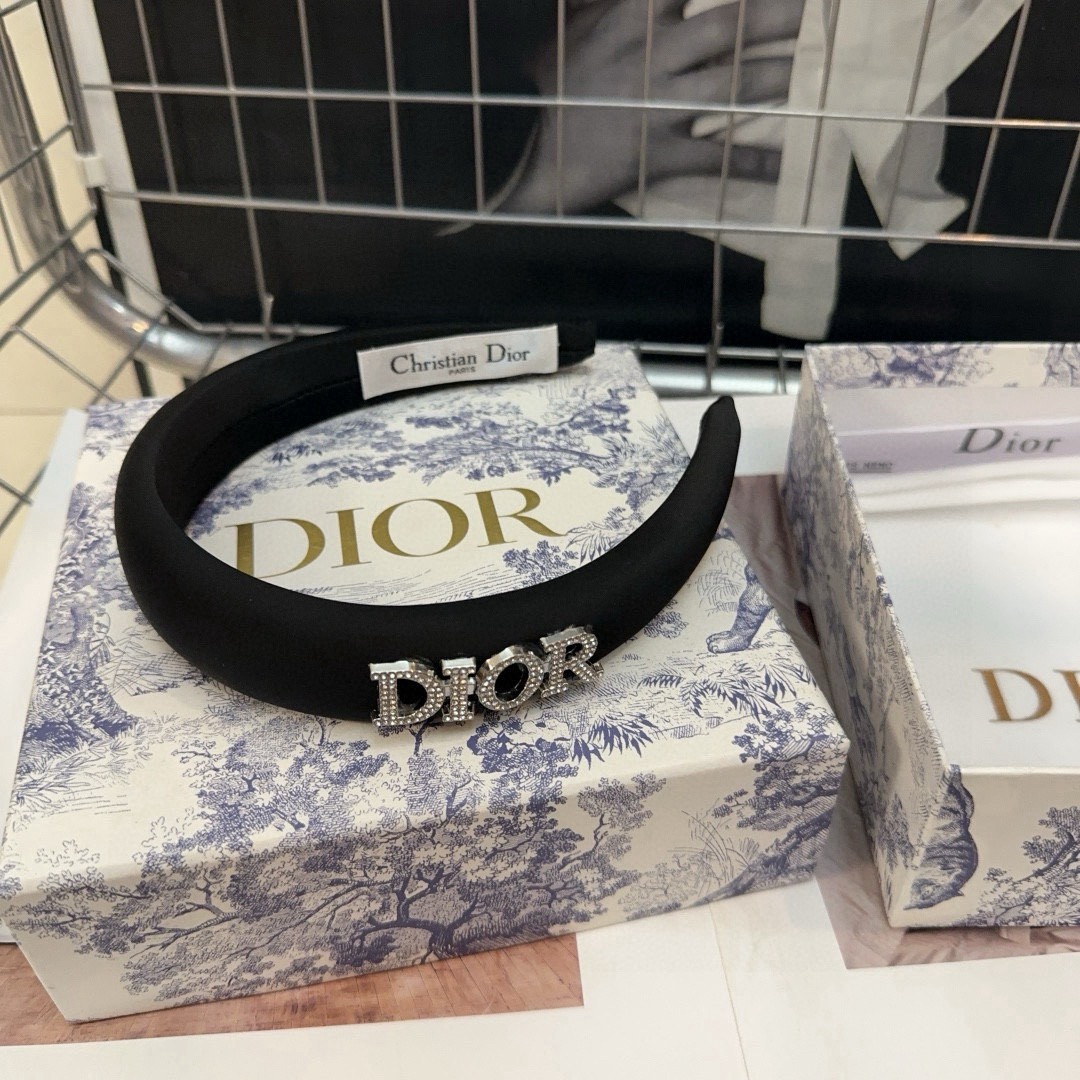  🎁配包装盒
Dior（迪奥）D家新款发箍，时尚百搭！简单实用 小姐姐必备