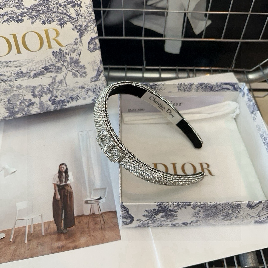  🎁配包装盒
Dior（迪奥）D家新款发箍，满钻系列，时尚潮品，名媛风范十足！小姐姐必备