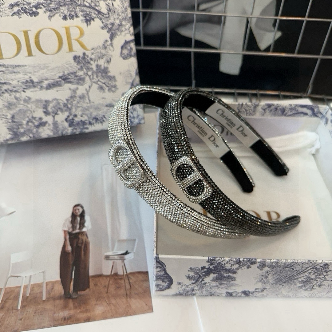  🎁配包装盒
Dior（迪奥）D家新款发箍，满钻系列，时尚潮品，名媛风范十足！小姐姐必备