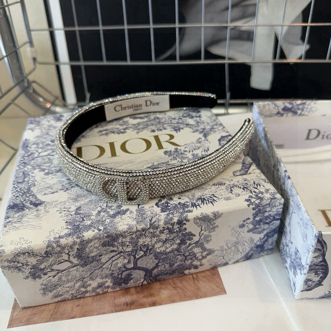  🎁配包装盒
Dior（迪奥）D家新款发箍，满钻系列，时尚潮品，名媛风范十足！小姐姐必备