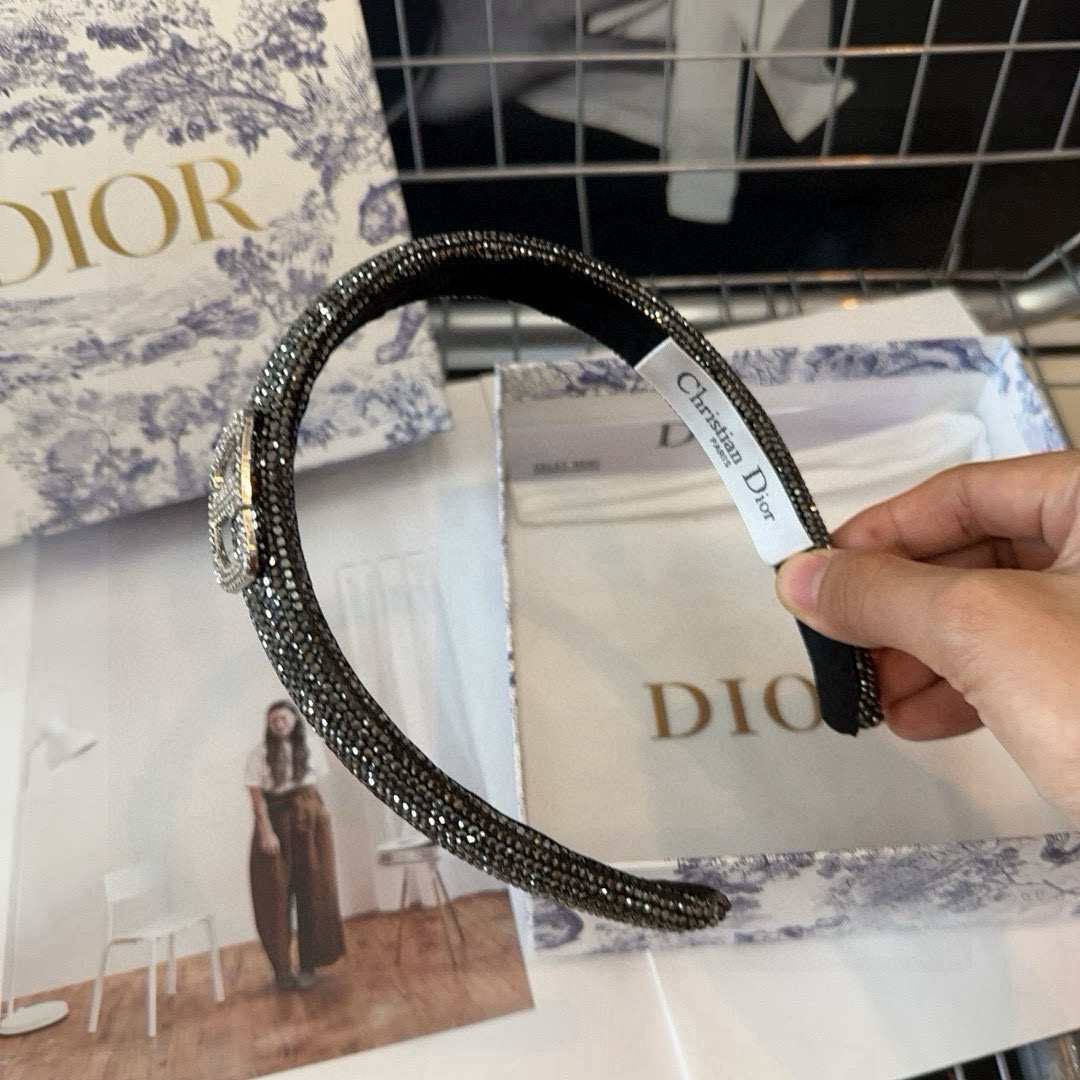 🎁配包装盒
Dior（迪奥）D家新款发箍，满钻系列，时尚潮品，名媛风范十足！小姐姐必备