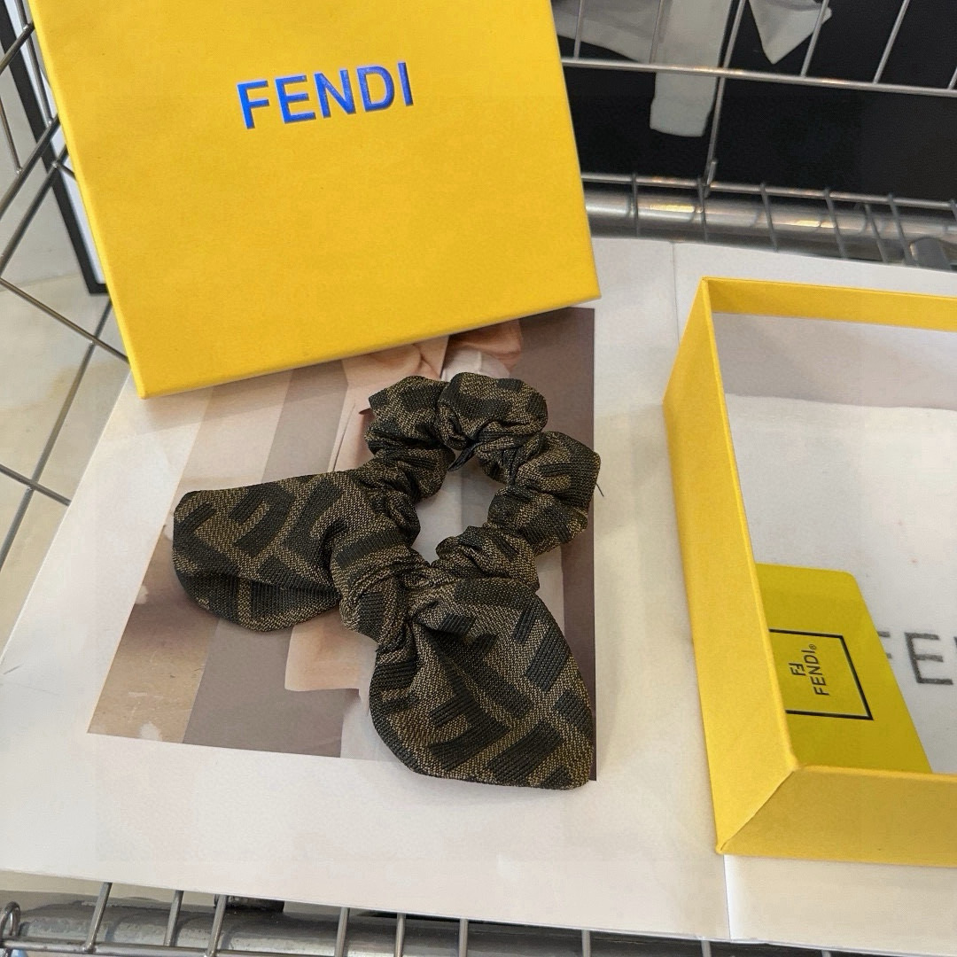 🎁配包装盒
 FENDI （芬迪 ）新款F发圈，复古气质美，简约百搭！小姐姐闭眼入…