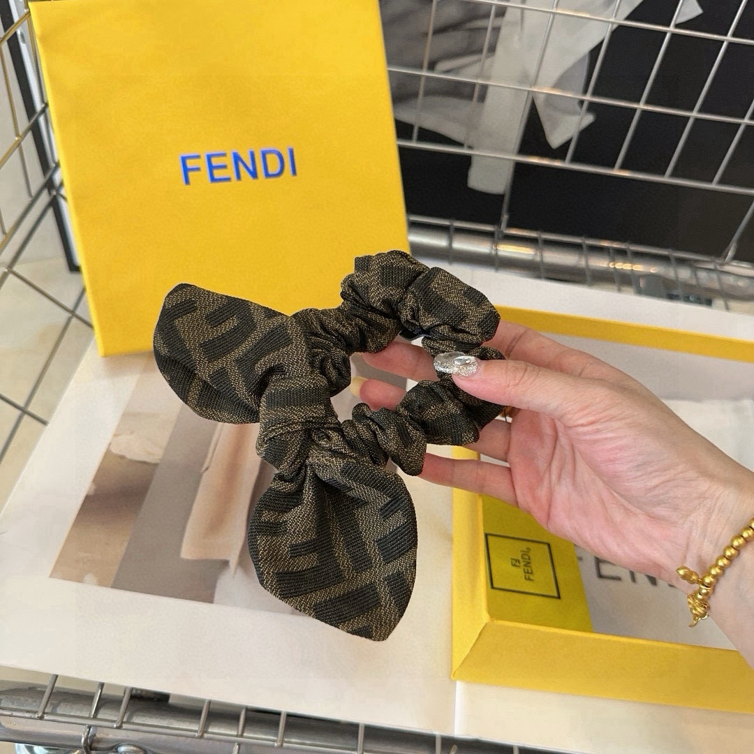 🎁配包装盒
 FENDI （芬迪 ）新款F发圈，复古气质美，简约百搭！小姐姐闭眼入…