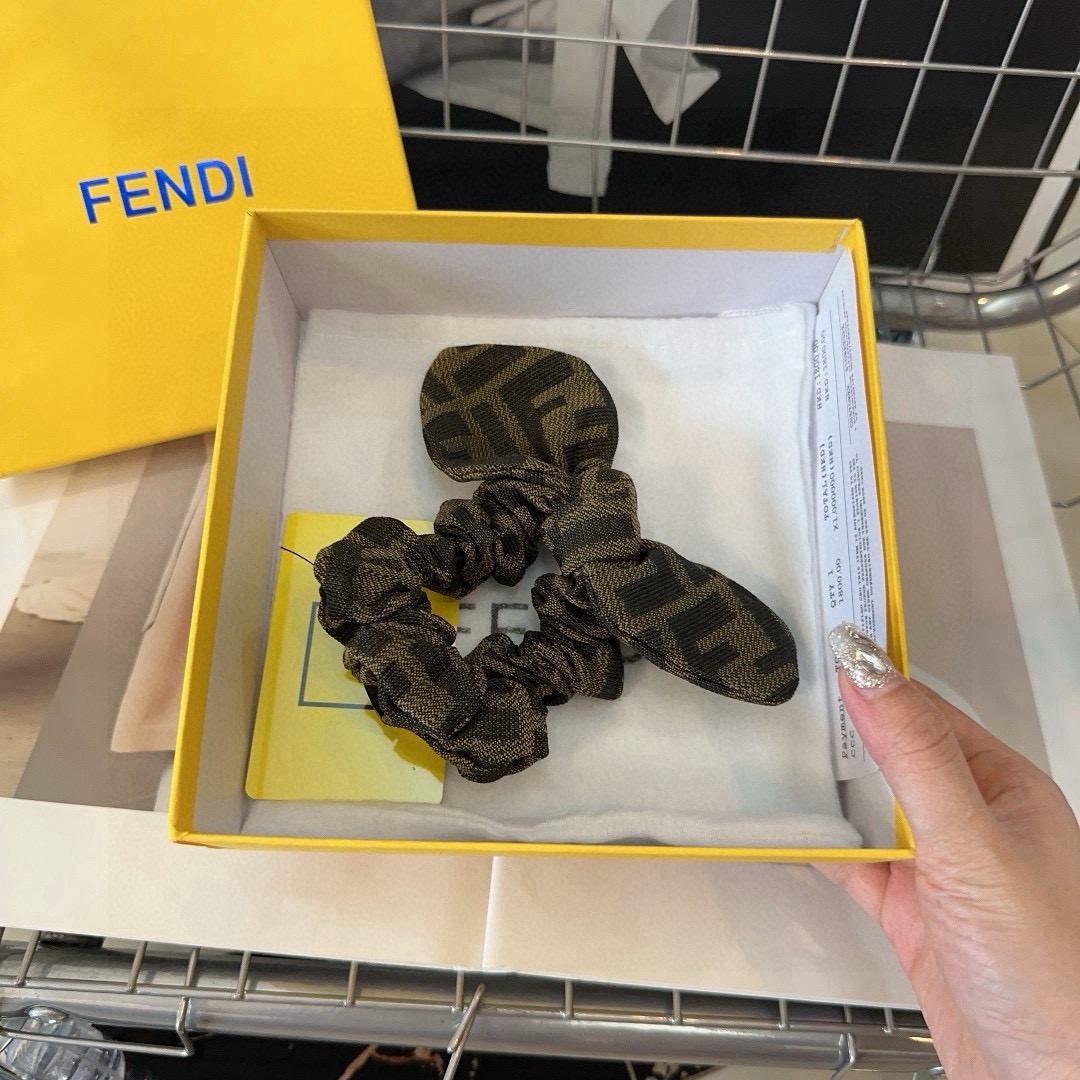 🎁配包装盒
 FENDI （芬迪 ）新款F发圈，复古气质美，简约百搭！小姐姐闭眼入…