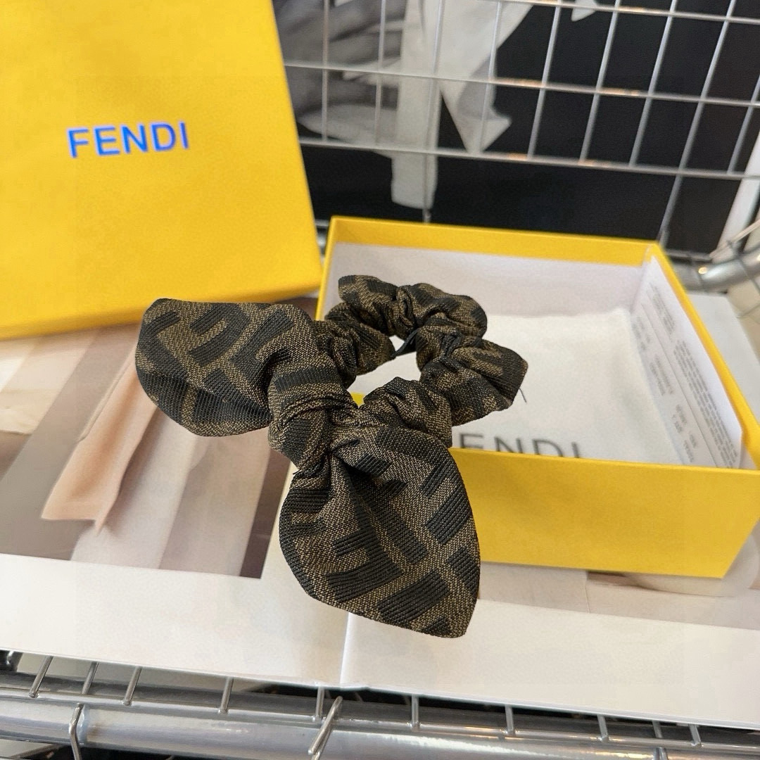 🎁配包装盒
 FENDI （芬迪 ）新款F发圈，复古气质美，简约百搭！小姐姐闭眼入…
