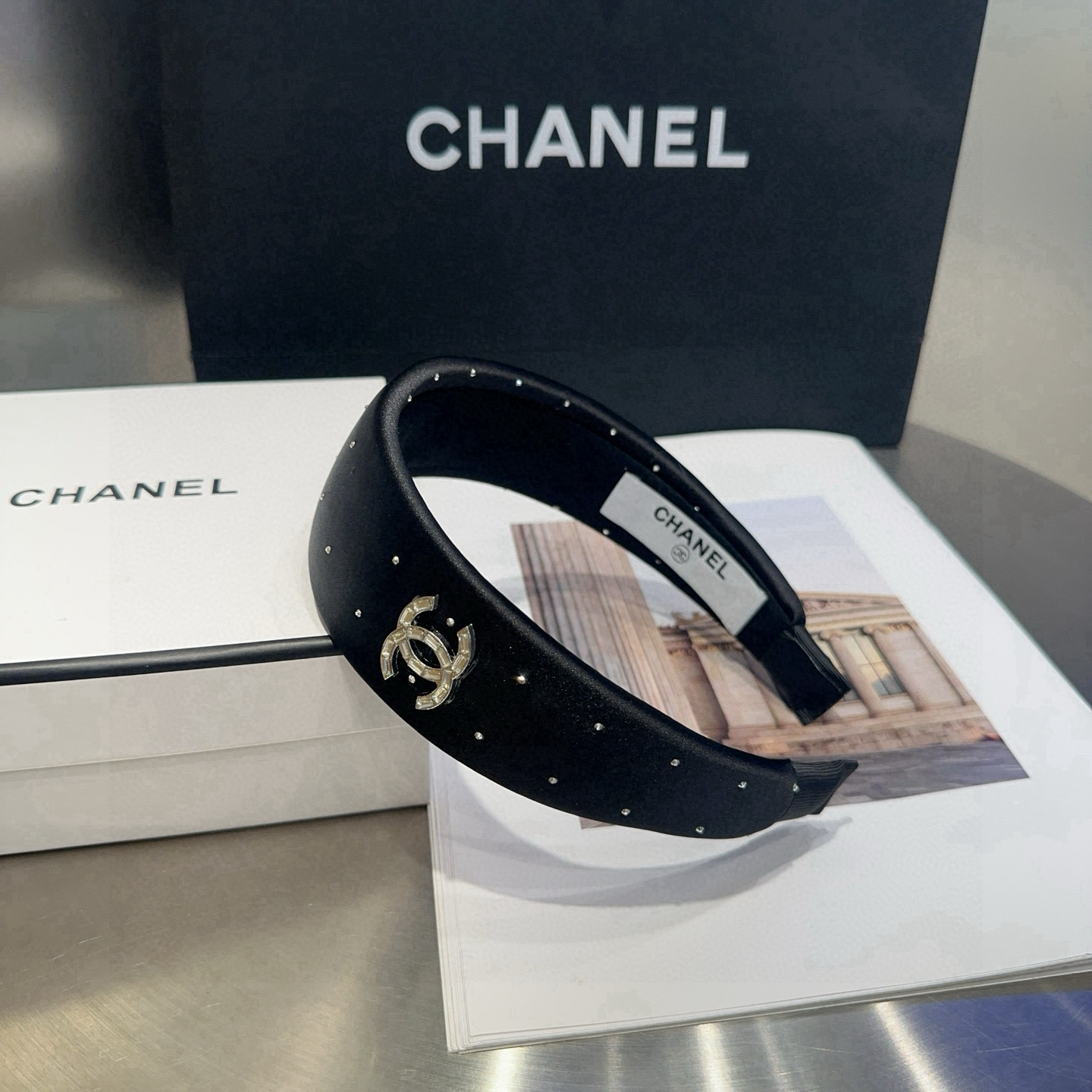 NO:371030,P with packaging box Chanel (Chanel) new small fragrant headband, fashionable and fashionable, ladylike, and versatile!  Goddess must enter hairpins, hairpins, chanel, chanel, hairpins19860909P 配包装盒 Chanel (香奈儿)新款小香发箍,时尚潮流,淑女风范,性百搭！女神必入哦发夹,发夹,chanel,chanel,hairpins,accessory
