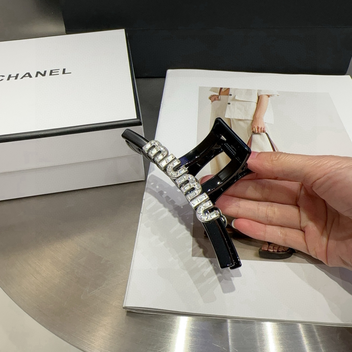 NO:371033,P with packaging box Miumiu's new letter clip, simple and elegant, practical and versatile, worth buying!  hairpins, hairpins, miumiu, hairpins19860909P 配包装盒 miumiu新款字母抓夹,简单优雅,实用百搭,值得入手！发夹,发夹,miumiu,hairpins,accessory