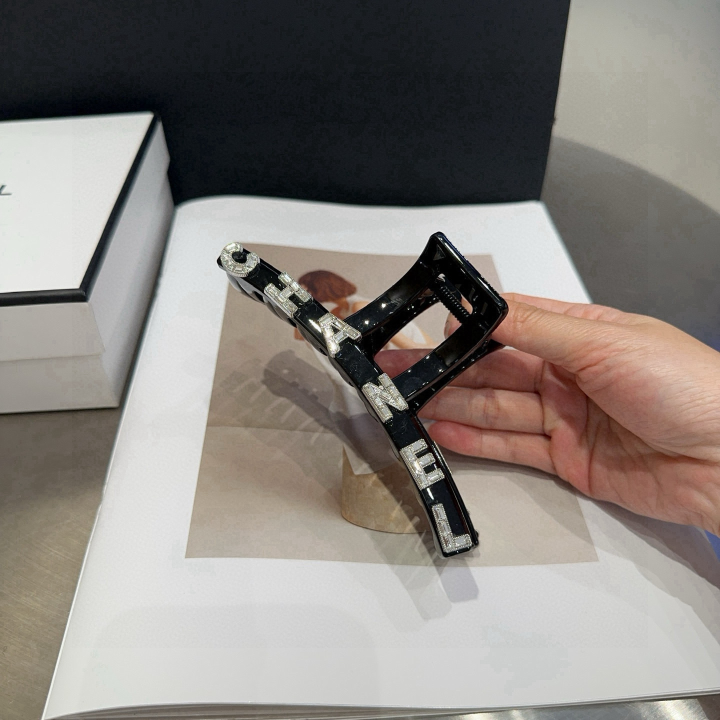 NO:371035,P packing box Chanel (Chanel) latest small-flavored clip, full of celebrity style, a must-have for little fairies... Hairpins, hairpins, chanel, chanel, hairpins19860909P 配包装盒 Chanel (香奈儿)最新款小香爆款抓夹,名媛范儿十足,小仙女必备…发夹,发夹,chanel,chanel,hairpins,accessory