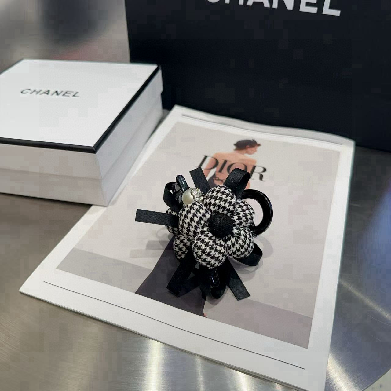 NO:371037,P packing box Chanel (Chanel) latest style of Houndstooth Clip, full of celebrity style, a must-have for fairies... Hairpins, hairpins, chanel, chanel, hairpins19860909P 配包装盒 Chanel (香奈儿)最新款小香千鸟格抓夹,名媛范儿十足,小仙女必备…发夹,发夹,chanel,chanel,hairpins,accessory