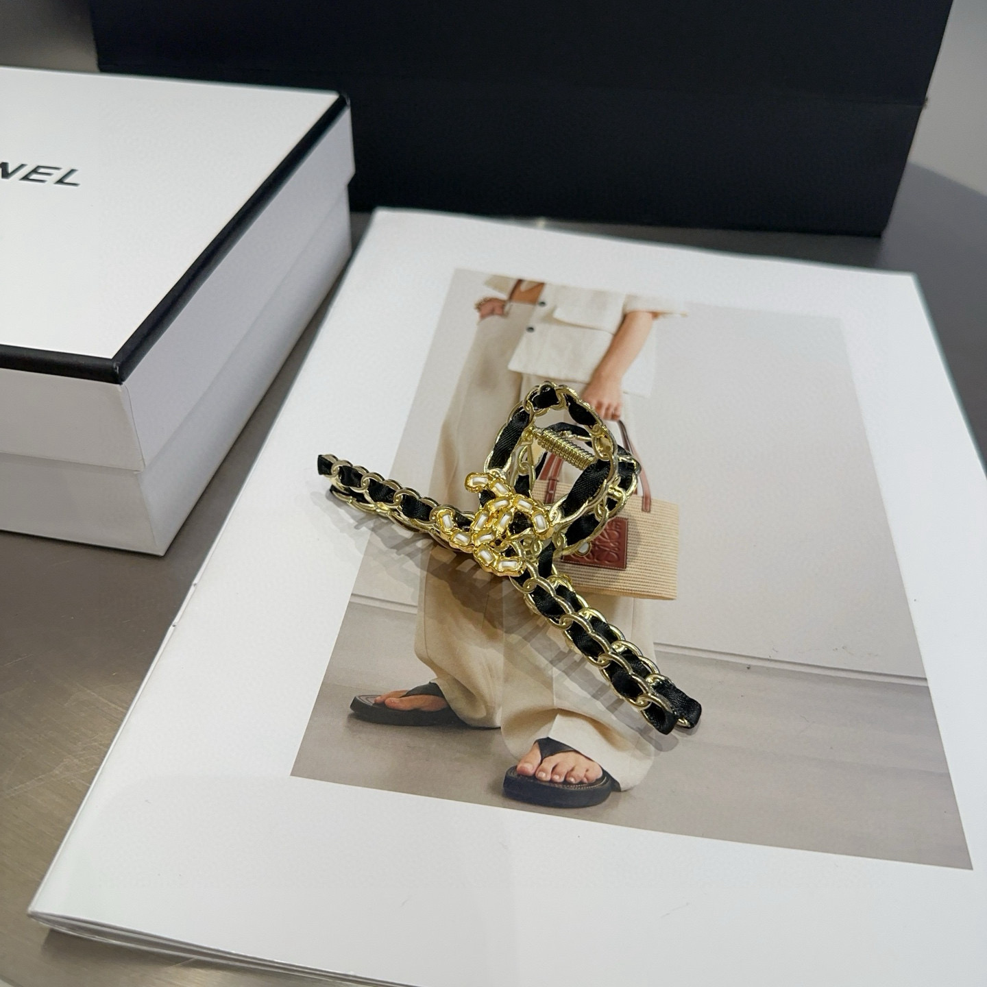 NO:371044,P with packaging box Chanel (Chanel) latest small fragrance chain clip, elegant fairy looks over, it is worth buying a hairpin, hairpin, chanel, chanel, hairpins19860909P 配包装盒 Chanel（香奈儿）最新小香链条抓夹,优雅的小仙女看过来,值得入手一款发夹,发夹,chanel,chanel,hairpins,accessory