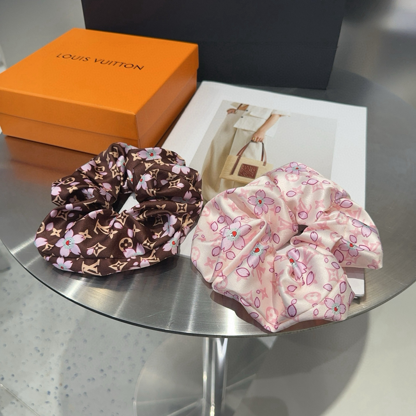 NO:371053,P with packaging box Louis Vuitton (Louis Vuitton) Donkey Home's new product launch, classic LV logo, simple and atmospheric, especially eye-catching!  Super popular small items hairpins, hairpins, louis vuitton, louis vuitton, louis vuitton, louis vuitton, louis vuitton, louis vuitton, louis vuitton, hairpins19860909P 配包装盒 Louis Vuitton (路易威登)驴家新品发圈,经典LV标志,简单大气,特别吸睛！超火爆小单品发夹,发夹,louis vuitton,louis vuitton,louis vuitton,louis vuitton,louis vuitton,hairpins,accessory