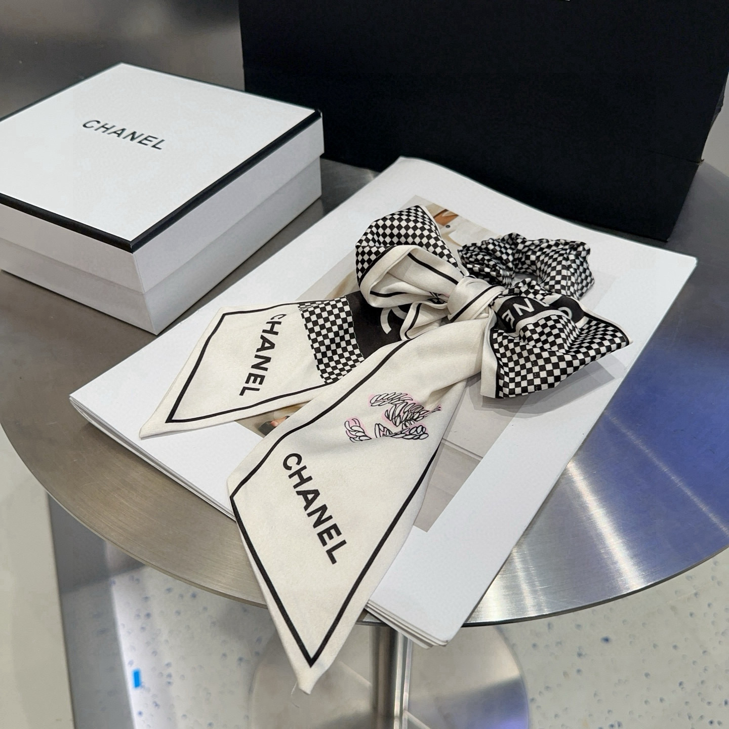 NO:371056,P with packaging box Chanel (Chanel) latest small fragrance ribbon hair ring, simple and practical, fashionable and trendy!  A must-have for fairies…hairpins, hairpins, chanel, chanel, hairpins19860909P 配包装盒 Chanel (香奈儿)最新小香飘带发圈 简单实用,时尚潮流！小仙女必备…发夹,发夹,chanel,chanel,hairpins,accessory