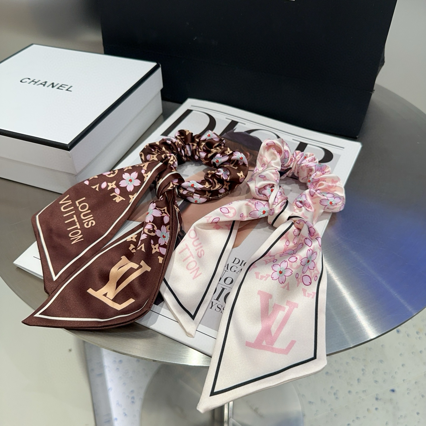 NO:371059,P with packaging box Louis Vuitton (Louis Vuitton) Donkey's new cherry blossom streamer hair ring, classic LV logo, simple and atmospheric, especially eye-catching!  Super popular small items hairpins, hairpins, louis vuitton, louis vuitton, louis vuitton, louis vuitton, louis vuitton, louis vuitton, louis vuitton, hairpins19860909P 配包装盒 Louis Vuitton (路易威登)驴家新品樱花飘带发圈,经典LV标志,简单大气,特别吸睛！超火爆小单品发夹,发夹,louis vuitton,louis vuitton,louis vuitton,louis vuitton,louis vuitton,hairpins,accessory