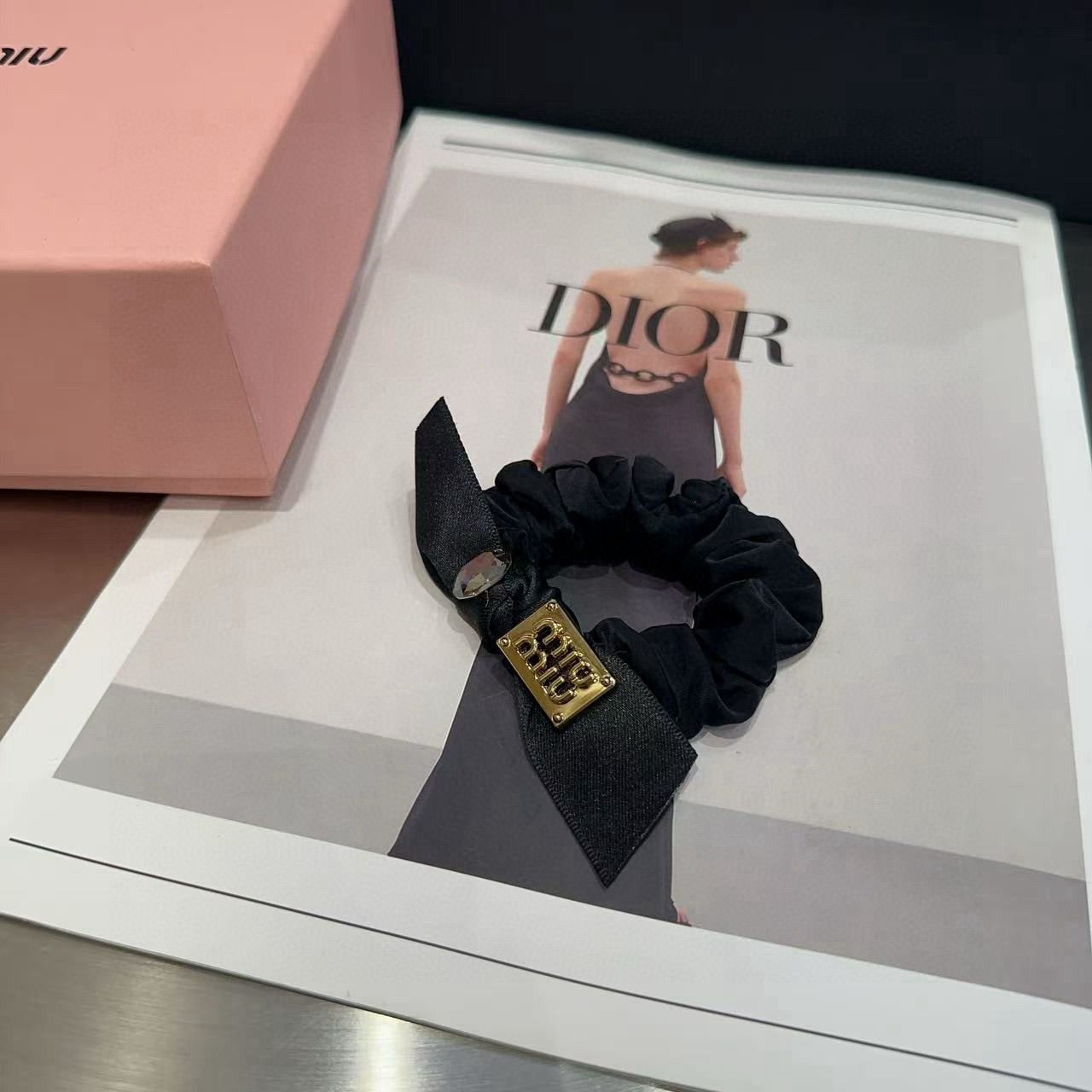 NO:371039,P packing box Miumiu new letter hair ring, simple and elegant, practical and versatile, very worth buying hairpins, hairpins, miumiu, hairpins19860909P 配包装盒 miumiu新款字母发圈,简单优雅,实用百搭,非常值得入手发夹,发夹,miumiu,hairpins,accessory