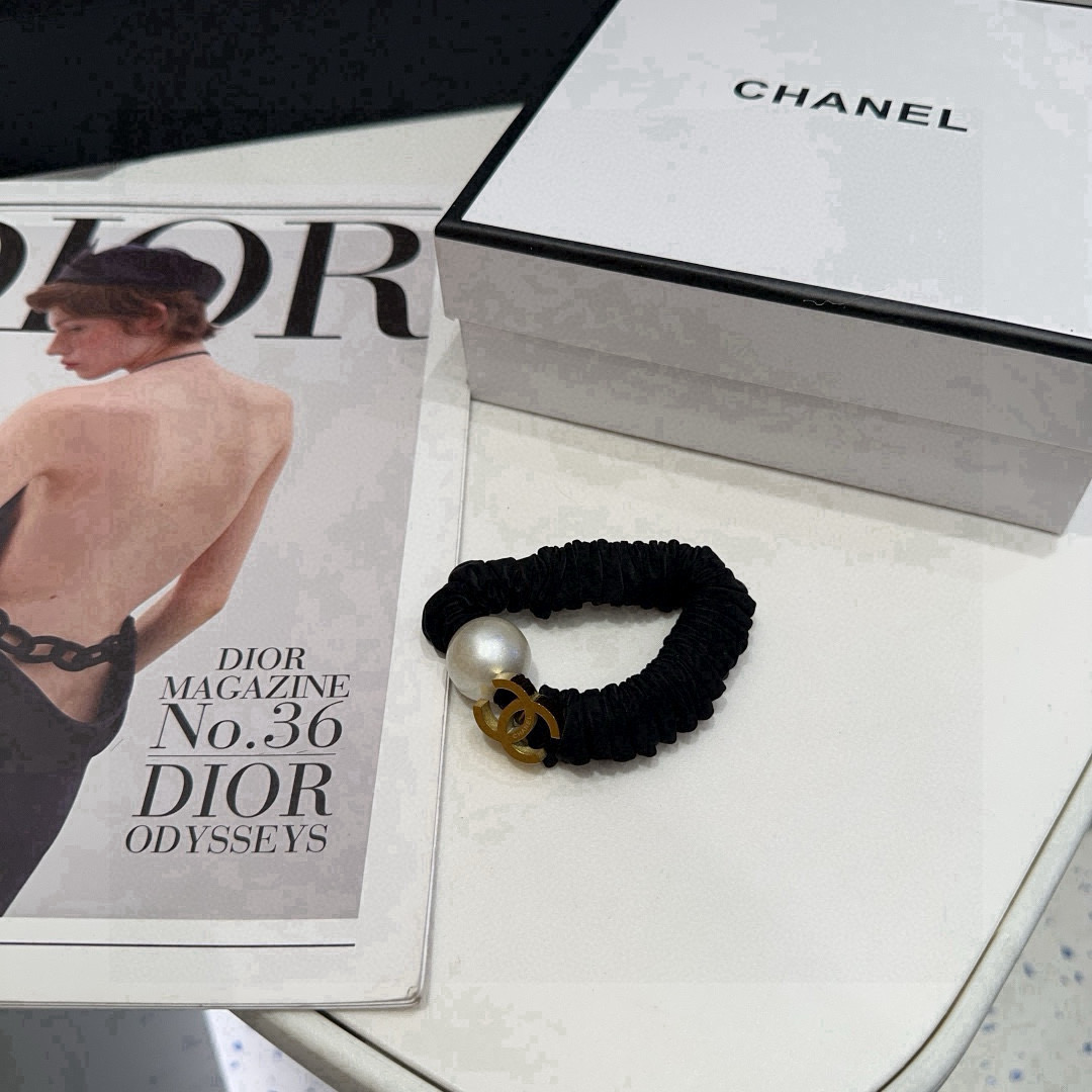 NO:371042,P with packaging box (single) Chanel (Chanel)'s latest hot-scented hits, very beautiful!  A must-have for fairies…hairpins, hairpins, chanel, chanel, hairpins19860909P 配包装盒（单个） Chanel (香奈儿)最新小香爆款发圈,非常好看！小仙女必备…发夹,发夹,chanel,chanel,hairpins,accessory