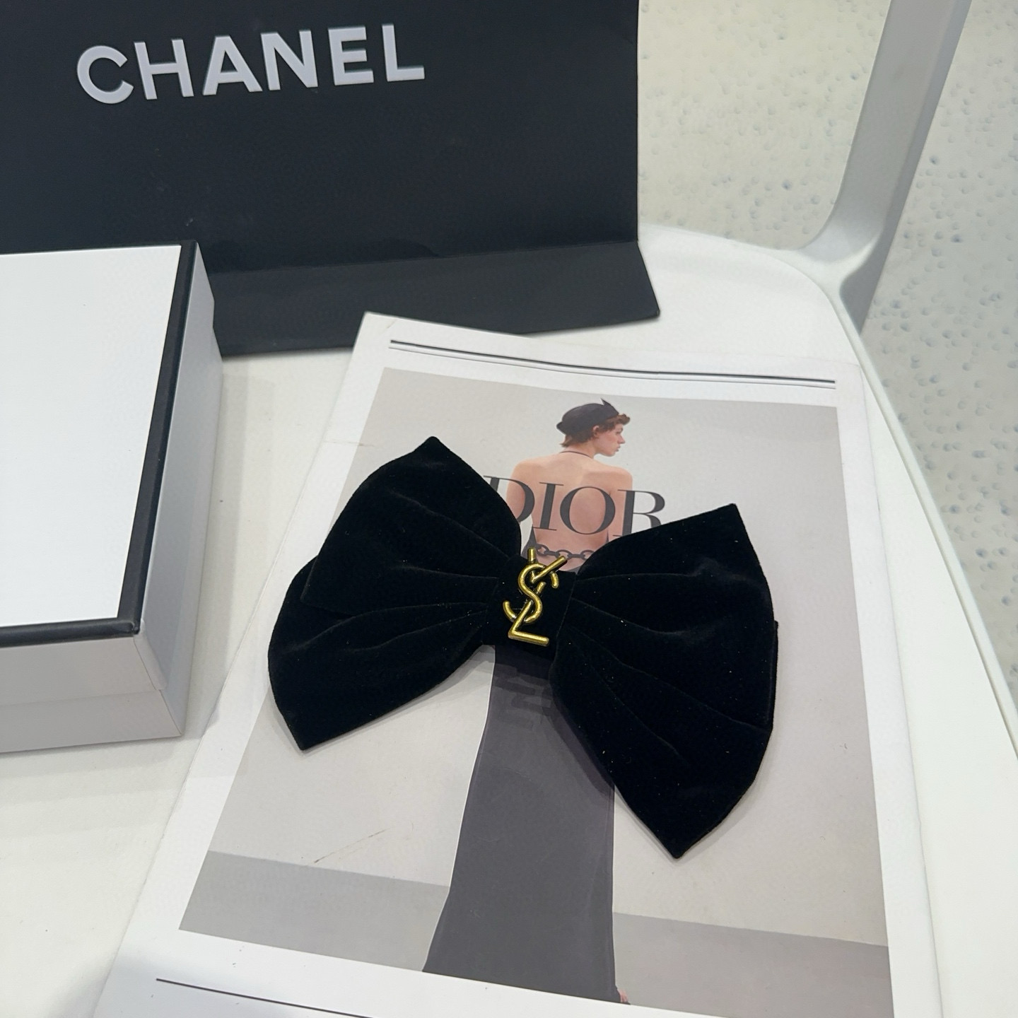 NO:371048,P with packaging box YSL (Saint Laurent) new spring clip, new autumn and winter products!  The celebrity style is beautiful, fashionable and versatile, the sweet and cool lady must have... Hairpins, hairpins, saint laurent, saint laurent, hairpins19860909P 配包装盒 YSL（圣罗兰）新款弹簧夹,秋冬新品！名媛风气质美,时尚百搭,甜酷小姐姐必备…发夹,发夹,saint laurent,saint laurent,hairpins,accessory