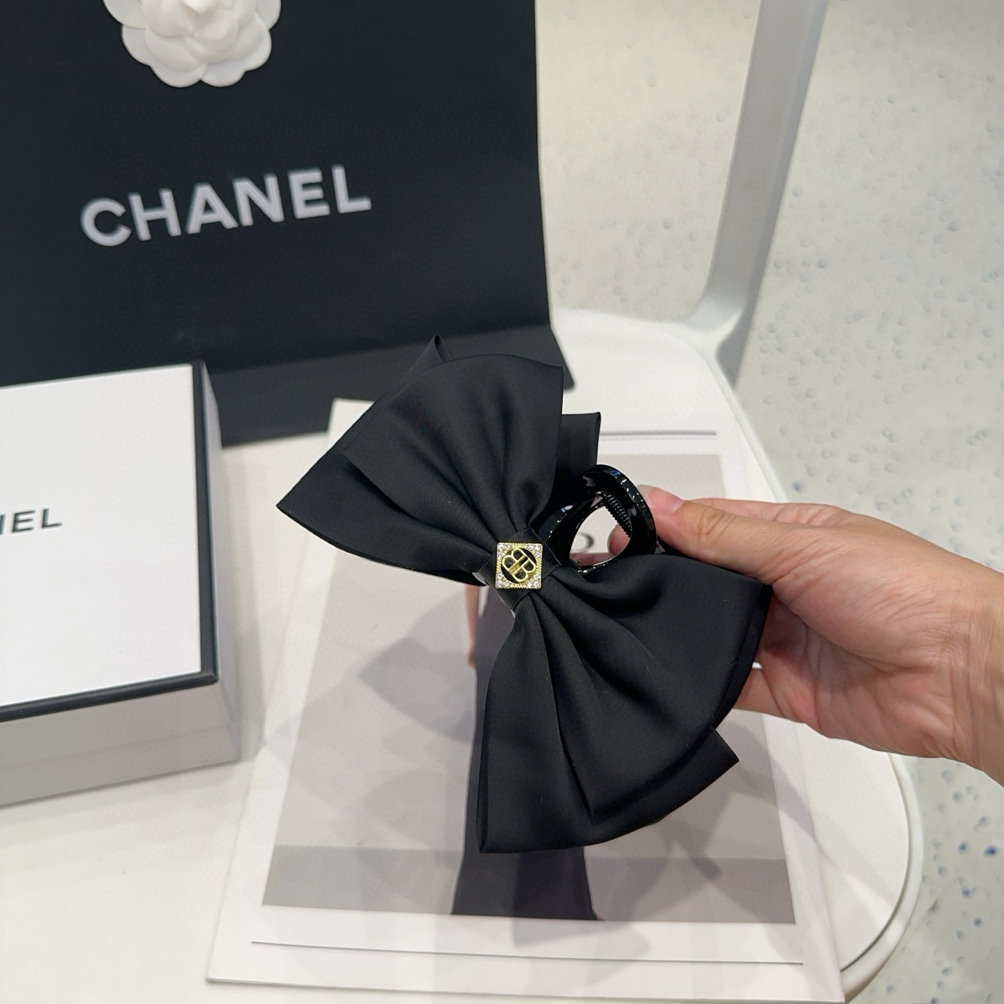 NO:371054,P with packaging box Balenciaga (Balenciaga) big grab clip, popular internet celebrity, simple and very practical!  The must-have for people to match~ hairpins, hairpins, balenciaga, balenciaga, hairpins19860909P 配包装盒 Balenciaga（巴黎世家）大抓夹,网红爆款,简简单单非常实用！人手必备超好搭～发夹,发夹,balenciaga,balenciaga,hairpins,accessory