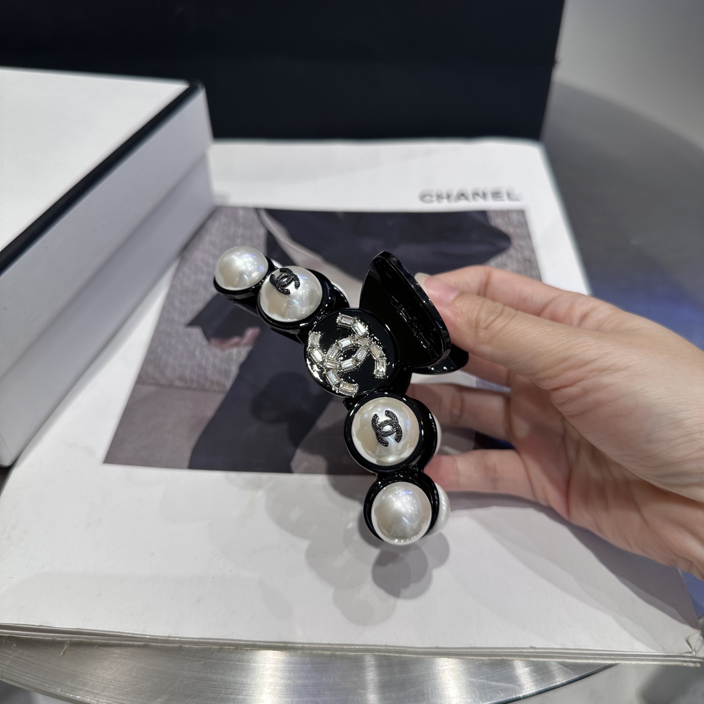 NO:371063,P with packaging box Chanel's latest small fragrant pearl clip, super beautiful!  A very famous lady style, a must-have for a little fairy... Hairpins, hairpins, chanel, chanel, hairpins19860909P 配包装盒 Chanel (香奈儿)最新款小香珍珠抓夹,超级好看！名媛范儿十足,小仙女必备…发夹,发夹,chanel,chanel,hairpins,accessory