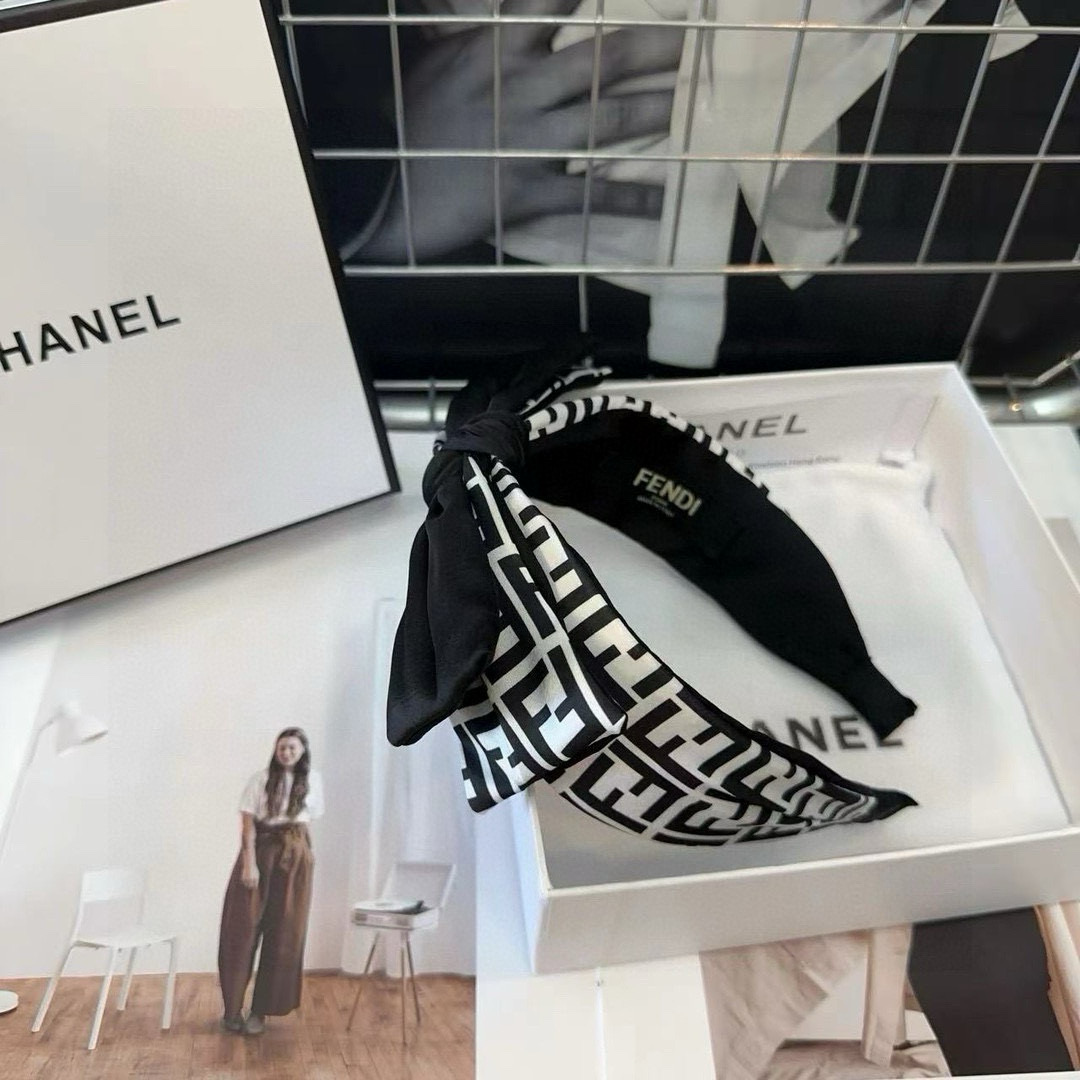 NO:371040,P with packaging box FENDI's new F headband, retro temperament and beauty, simple and versatile!  The young lady closed her eyes and went into...hairpins, hairpins, fendi, fendi, hairpins19860909P 配包装盒 FENDI（芬迪）新款F发箍,复古气质美,简约百搭！小姐姐闭眼入…发夹,发夹,fendi,fendi,hairpins,accessory