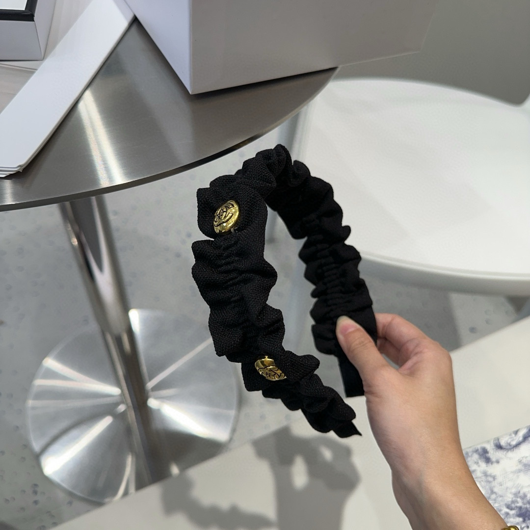 NO:371052,P with packaging box Chanel's latest small fragrant headband, super beautiful!  A very famous lady style, a must-have for a little fairy... Hairpins, hairpins, chanel, chanel, hairpins19860909P 配包装盒 Chanel (香奈儿)最新款小香发箍,超级好看！名媛范儿十足,小仙女必备…发夹,发夹,chanel,chanel,hairpins,accessory