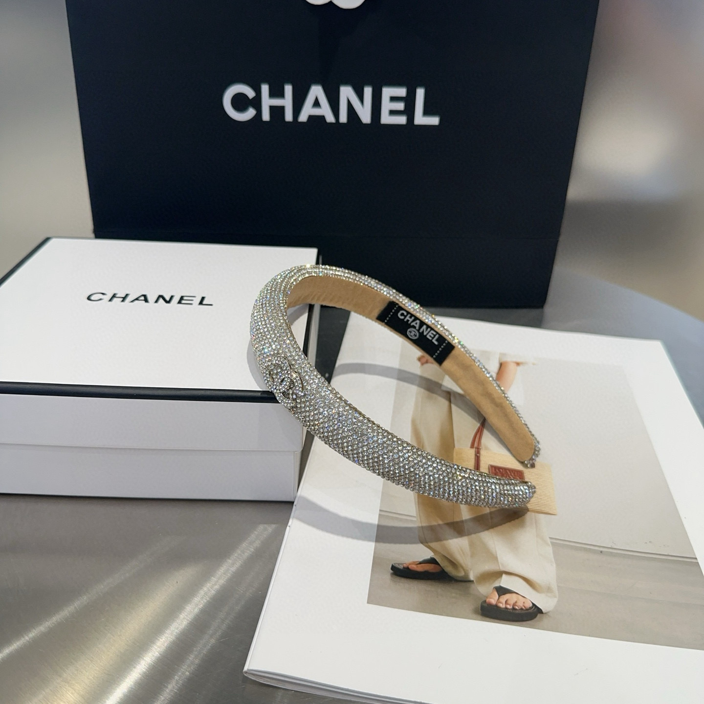 NO:371085,P with packaging box Chanel (Chanel) latest small-scented diamond headband, super beautiful!  A very famous lady style, a must-have for a little fairy... Hairpins, hairpins, chanel, chanel, hairpins19860909P 配包装盒 Chanel (香奈儿)最新款小香爆款钻石发箍,超级好看！名媛范儿十足,小仙女必备…发夹,发夹,chanel,chanel,hairpins,accessory