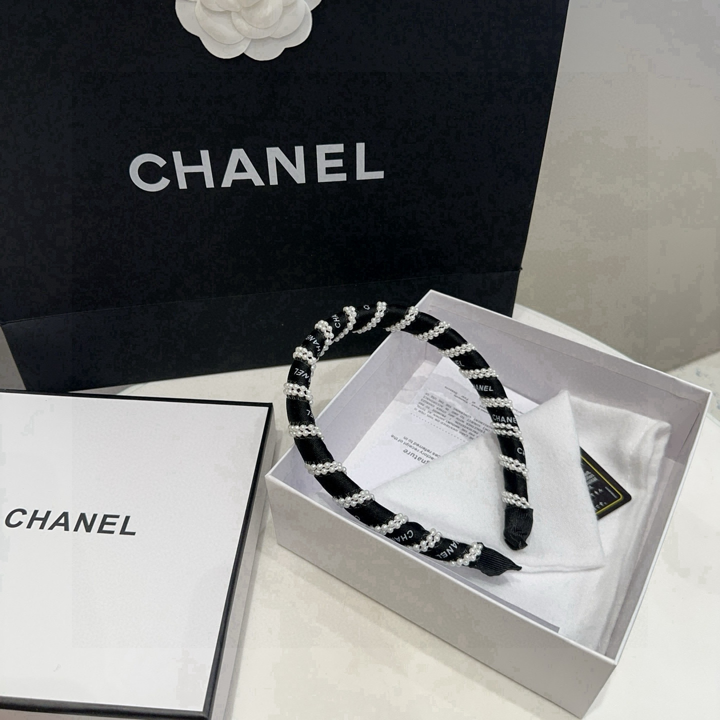 NO:370756,P with packaging box Chanel (Chanel) latest small-scented pearl headband, super beautiful!  A very famous lady style, a must-have for a little fairy... Hairpins, hairpins, chanel, chanel, hairpins19860909P 配包装盒 Chanel (香奈儿)最新款小香爆款珍珠发箍,超级好看！名媛范儿十足,小仙女必备…发夹,发夹,chanel,chanel,hairpins,accessory