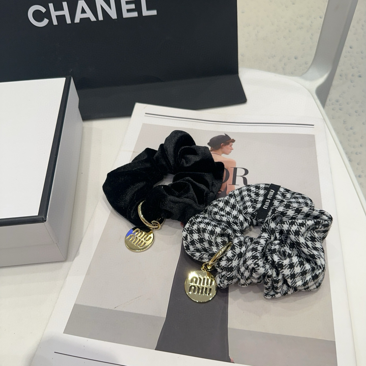 NO:370768,P with packaging box Miumiu's new hairstyle, simple and elegant, practical and versatile, full of celebrity style!  A must-have hairpins for fairies, hairpins, miumiu, hairpins19860909P 配包装盒 miumiu新款发圈,简单优雅,实用百搭,名媛范儿十足！小仙女必备发夹,发夹,miumiu,hairpins,accessory