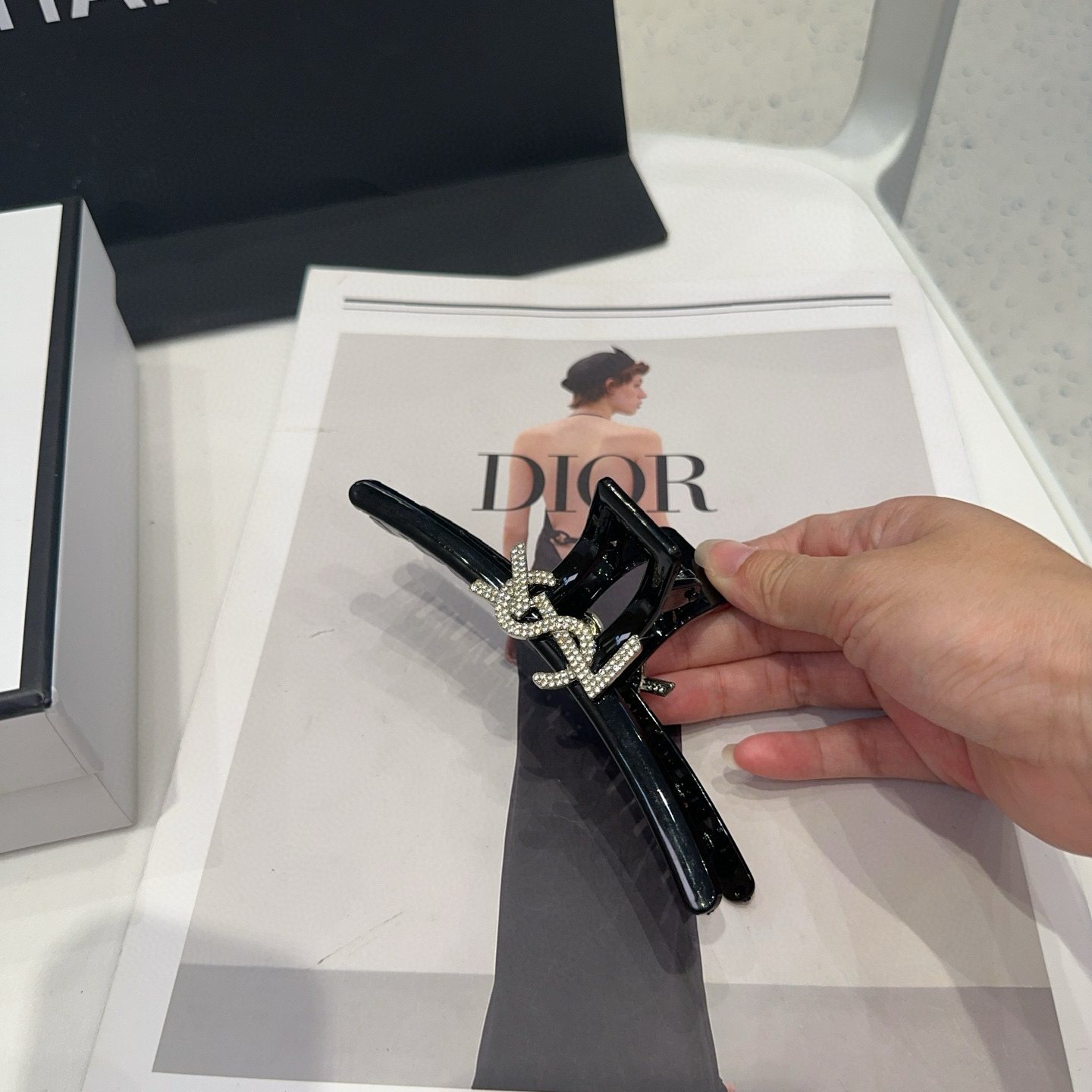 NO:370745,P packing box YSL (Saint Laurent) new clip, celebrity style and beauty, fashionable and versatile, must-have for sweet and cool girls... Hairpins, hairpins, saint laurent, saint laurent, hairpins19860909P 配包装盒 YSL（圣罗兰）新款抓夹,名媛风气质美,时尚百搭,甜酷小姐姐必备…发夹,发夹,saint laurent,saint laurent,hairpins,accessory