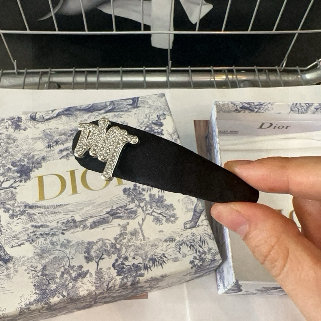  🎁配包装盒（一对）
Dior（迪奥）新款边夹刘海夹，夏日小清新系列，时尚百搭！简单实用 小姐姐必备