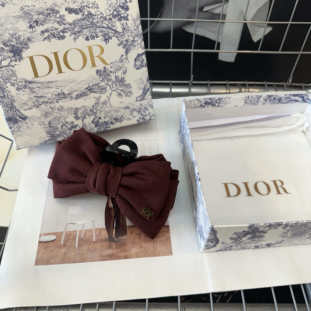 🎁配包装盒
Dior（迪奥）新款D家抓夹，时尚百搭，简单实用 小姐姐必备