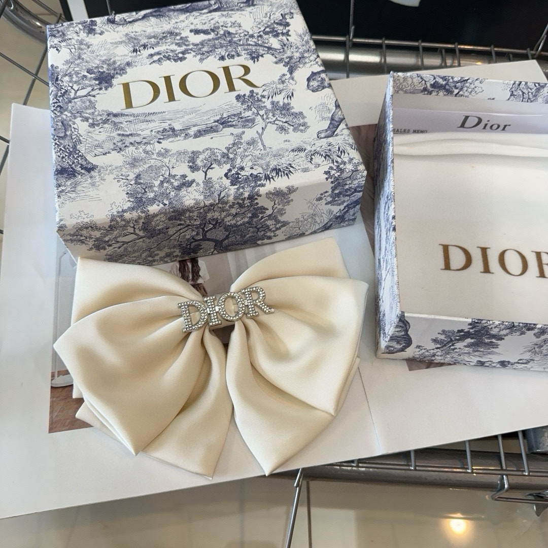  🎁配包装盒
Dior（迪奥）D家新款弹簧顶夹，超级好看！名媛范儿十足，时尚潮品！小仙女必备