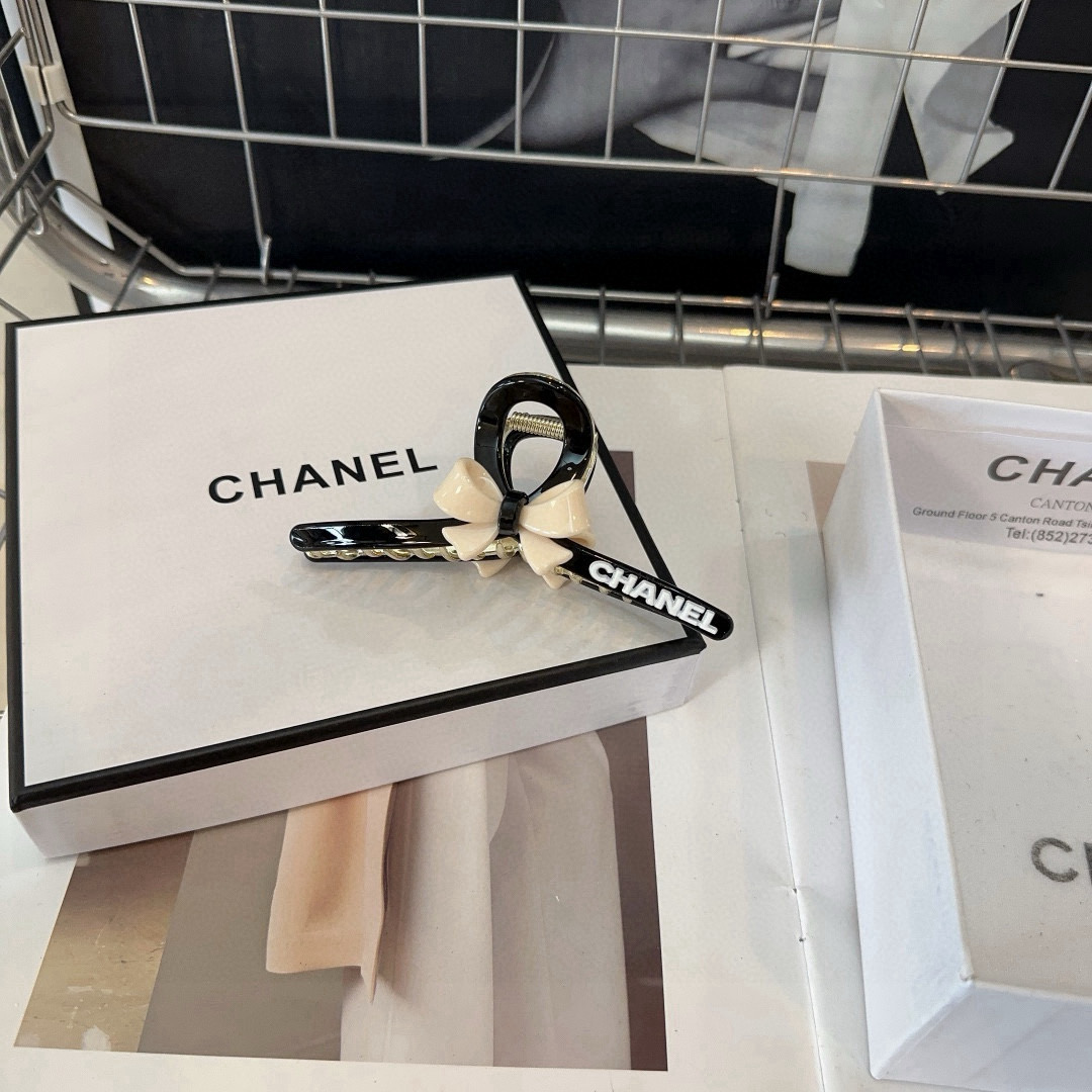 NO:371697,P with packaging box Chanel (Chanel) latest small-scented clip, fashionable and versatile, full of celebrity style!  A must-have for fairies…hairpins, hairpins, chanel, chanel, hairpins19860909P 配包装盒 Chanel (香奈儿)最新款小香爆款抓夹,时尚百搭,名媛范儿十足！小仙女必备…发夹,发夹,chanel,chanel,hairpins,accessory