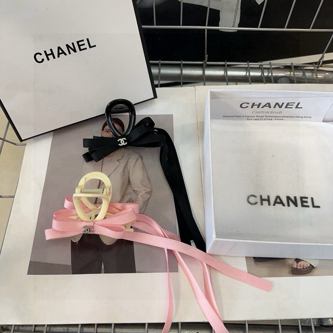 NO:371699,P with packaging box Chanel (Chanel) latest small fragrance clip, fashionable and fashionable product, full of celebrity style!  The real thing looks better, the little fairy must have... hairpins, hairpins, chanel, chanel, hairpins19860909P 配包装盒 Chanel (香奈儿)最新款小香抓夹,时尚潮品,名媛范儿十足！实物更好看,小仙女必备…发夹,发夹,chanel,chanel,hairpins,accessory
