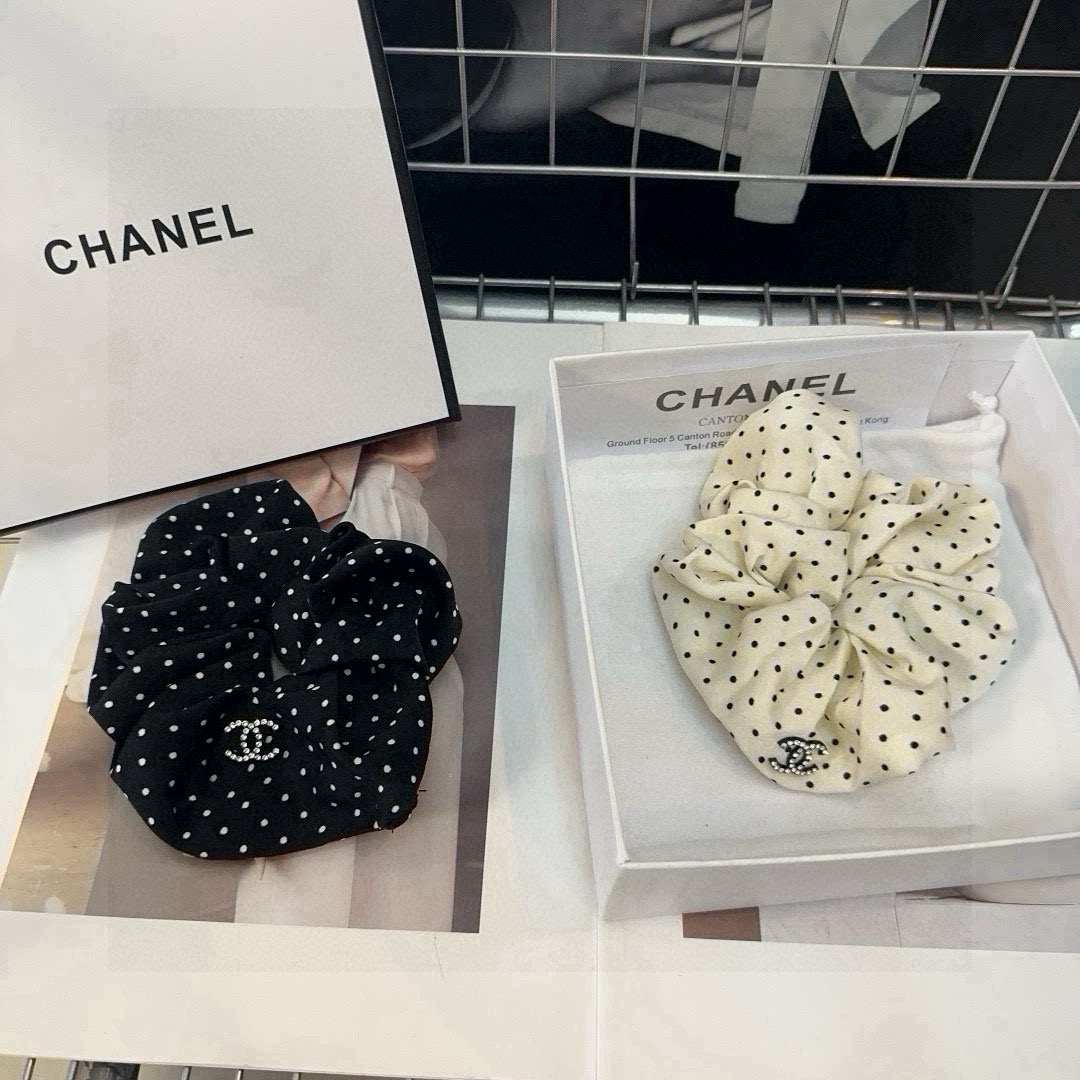 NO:371702,P with packaging box Chanel's latest small shampoo dot hair ring, simple and practical, fashionable and trendy!  A must-have for fairies…hairpins, hairpins, chanel, chanel, hairpins19860909P 配包装盒 Chanel (香奈儿)最新小香波点发圈 简单实用,时尚潮流！小仙女必备…发夹,发夹,chanel,chanel,hairpins,accessory