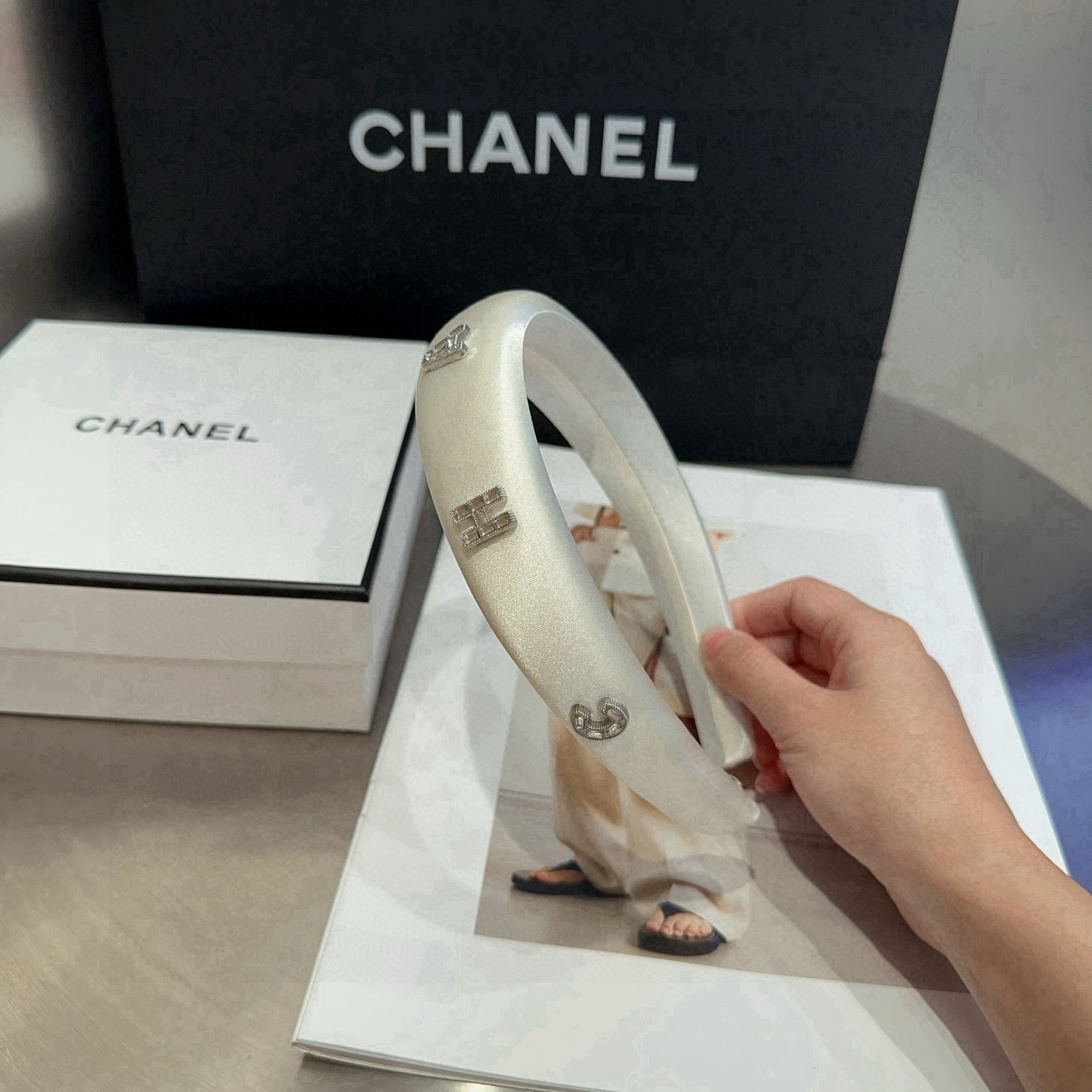 NO:371260,P with packaging box Chanel (Chanel) latest small fragrance hit headband, super beautiful!  A very famous lady style, a must-have for a little fairy... Hairpins, hairpins, chanel, chanel, hairpins19860909P 配包装盒 Chanel (香奈儿)最新款小香爆款发箍,超级好看！名媛范儿十足,小仙女必备…发夹,发夹,chanel,chanel,hairpins,accessory