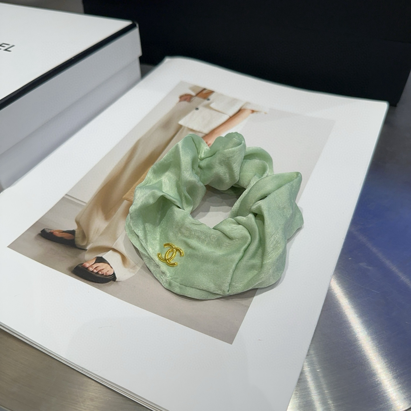 NO:371307,P with packaging box Chanel's latest small fragrance hair ring, summer fresh series, full of celebrity style!  A must-have for fairies…hairpins, hairpins, chanel, chanel, hairpins19860909P 配包装盒 Chanel (香奈儿)最新款小香发圈,夏日小清新系列,名媛范儿十足！小仙女必备…发夹,发夹,chanel,chanel,hairpins,accessory