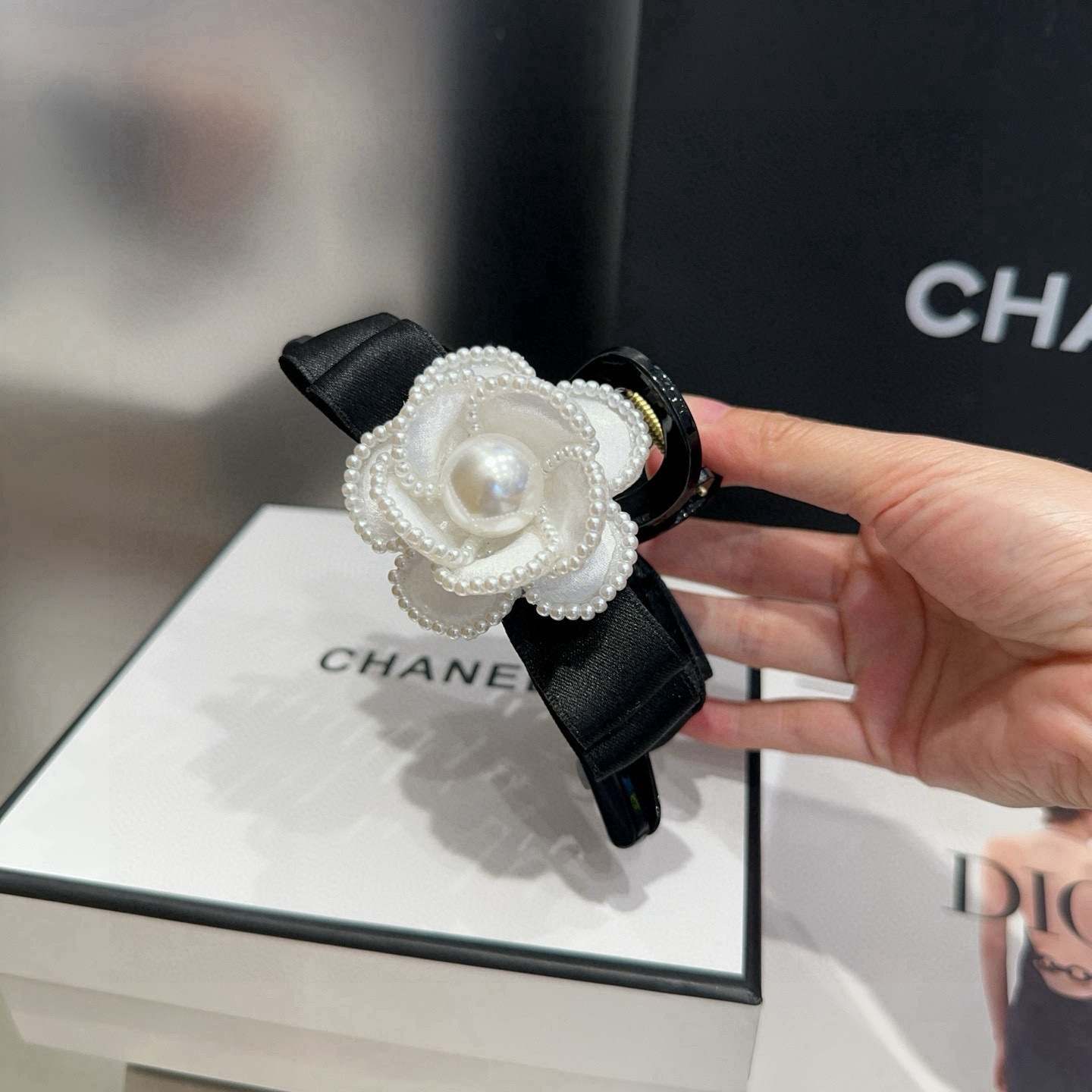 NO:371310,P with packaging box Chanel's latest style of small fragrant camellia A-B side grabbing, super beautiful!  A very famous lady style, a must-have for a little fairy... Hairpins, hairpins, chanel, chanel, hairpins19860909P 配包装盒 Chanel (香奈儿)最新款小香山茶花A B面抓夹,超级好看！名媛范儿十足,小仙女必备…发夹,发夹,chanel,chanel,hairpins,accessory