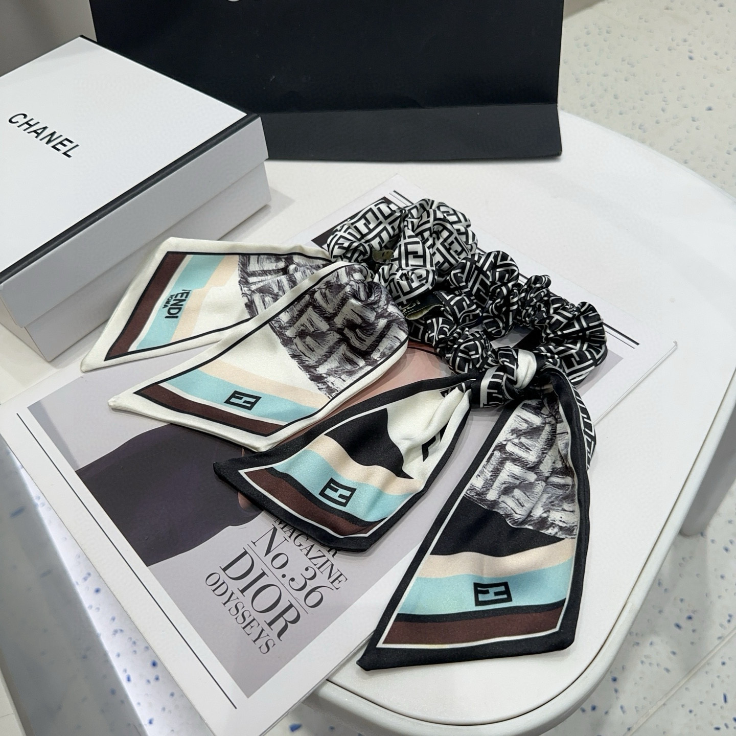 NO:371326,P packing box FENDI (Fendi) new F streamer hair ring, retro temperament and beauty, simple and versatile, the young lady closes her eyes and enters... Hairpins, hairpins, fendi, fendi, fendi, hairpins19860909P 配包装盒 FENDI（芬迪）新款F飘带发圈,复古气质美,简约百搭,小姐姐闭眼入…发夹,发夹,fendi,fendi,hairpins,accessory