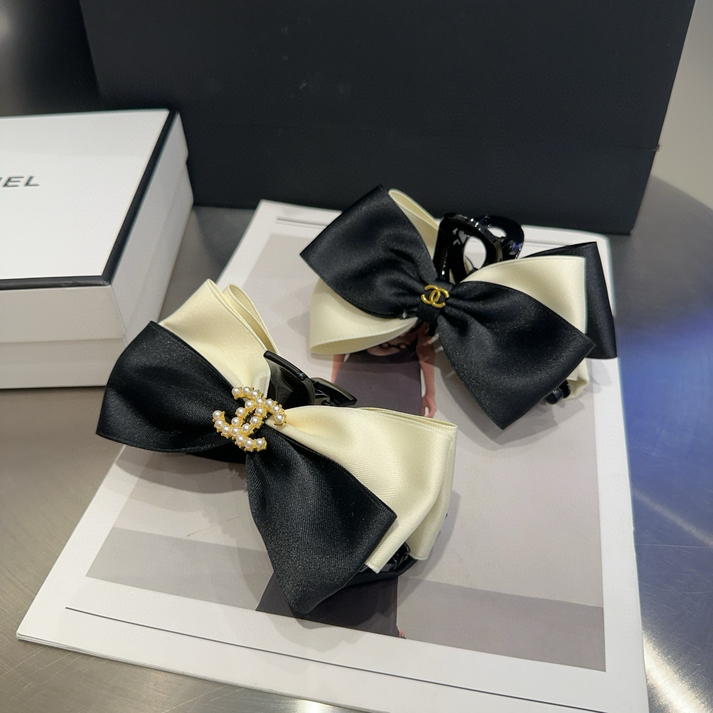 NO:371270,P with packaging box Chanel's latest small fragrance clip, super beautiful!  A very famous lady style, a must-have for a little fairy... Hairpins, hairpins, chanel, chanel, hairpins19860909P 配包装盒 Chanel (香奈儿)最新款小香抓夹,超级好看！名媛范儿十足,小仙女必备…发夹,发夹,chanel,chanel,hairpins,accessory