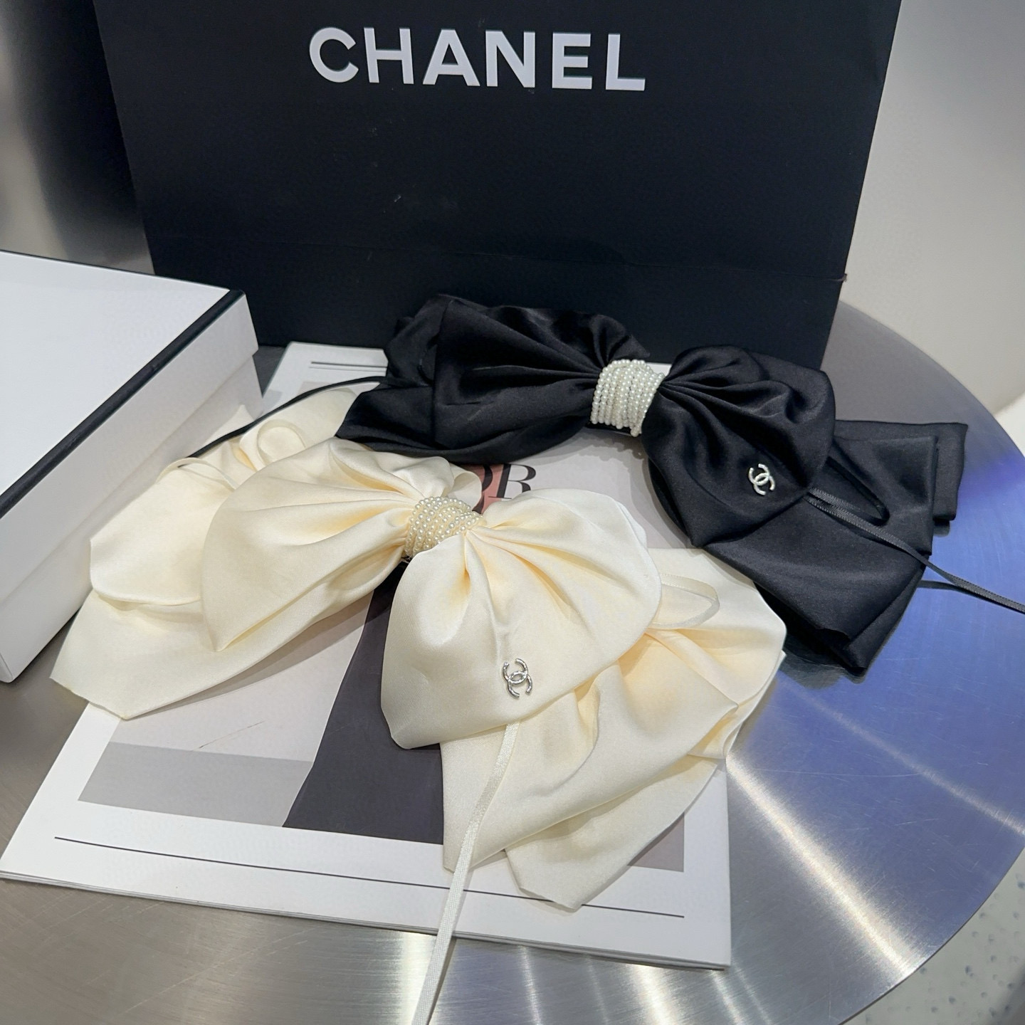 NO:371273,P with packaging box Chanel's latest small fragrant pearl spring clip, super beautiful!  A very famous lady style, a must-have for a little fairy... Hairpins, hairpins, chanel, chanel, hairpins19860909P 配包装盒 Chanel (香奈儿)最新款小香珍珠弹簧夹,超级好看！名媛范儿十足,小仙女必备…发夹,发夹,chanel,chanel,hairpins,accessory