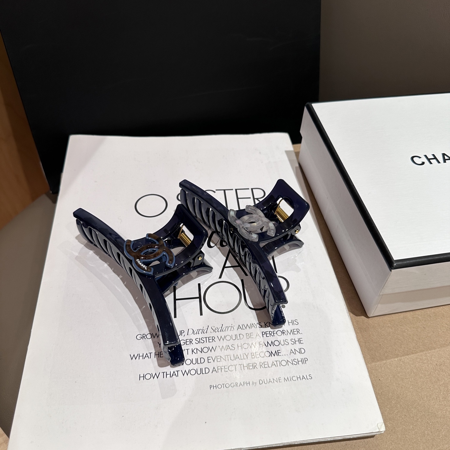 NO:371276,P with packaging box Chanel's latest small fragrance clip, super beautiful!  A very famous lady style, a must-have for a little fairy... Hairpins, hairpins, chanel, chanel, hairpins19860909P 配包装盒 Chanel (香奈儿)最新款小香抓夹,超级好看！名媛范儿十足,小仙女必备…发夹,发夹,chanel,chanel,hairpins,accessory