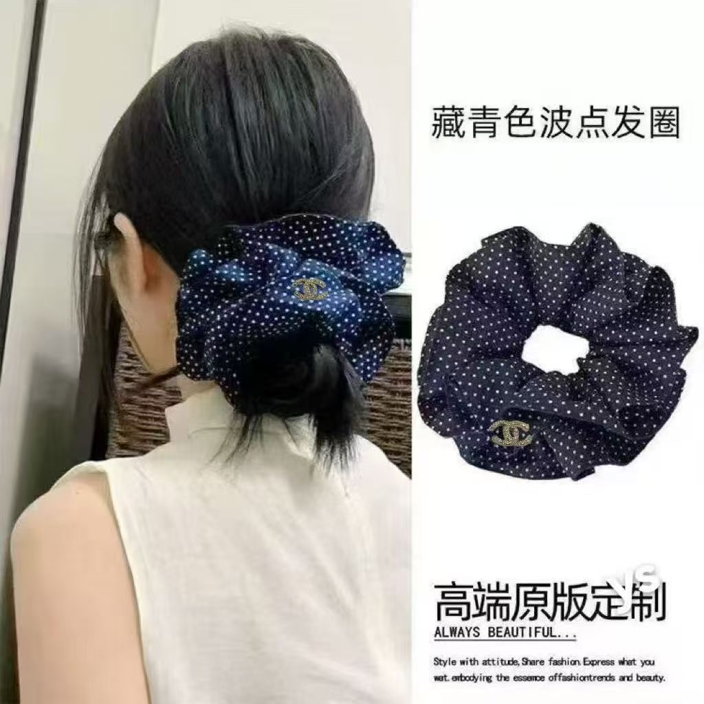 NO:371280,P with packaging box Chanel (Chanel) latest style of Xiaoxiang hair, full of celebrity style!  A must-have for fairies…hairpins, hairpins, chanel, chanel, hairpins19860909P 配包装盒 Chanel (香奈儿)最新款小香发圈,名媛范儿十足！小仙女必备…发夹,发夹,chanel,chanel,hairpins,accessory