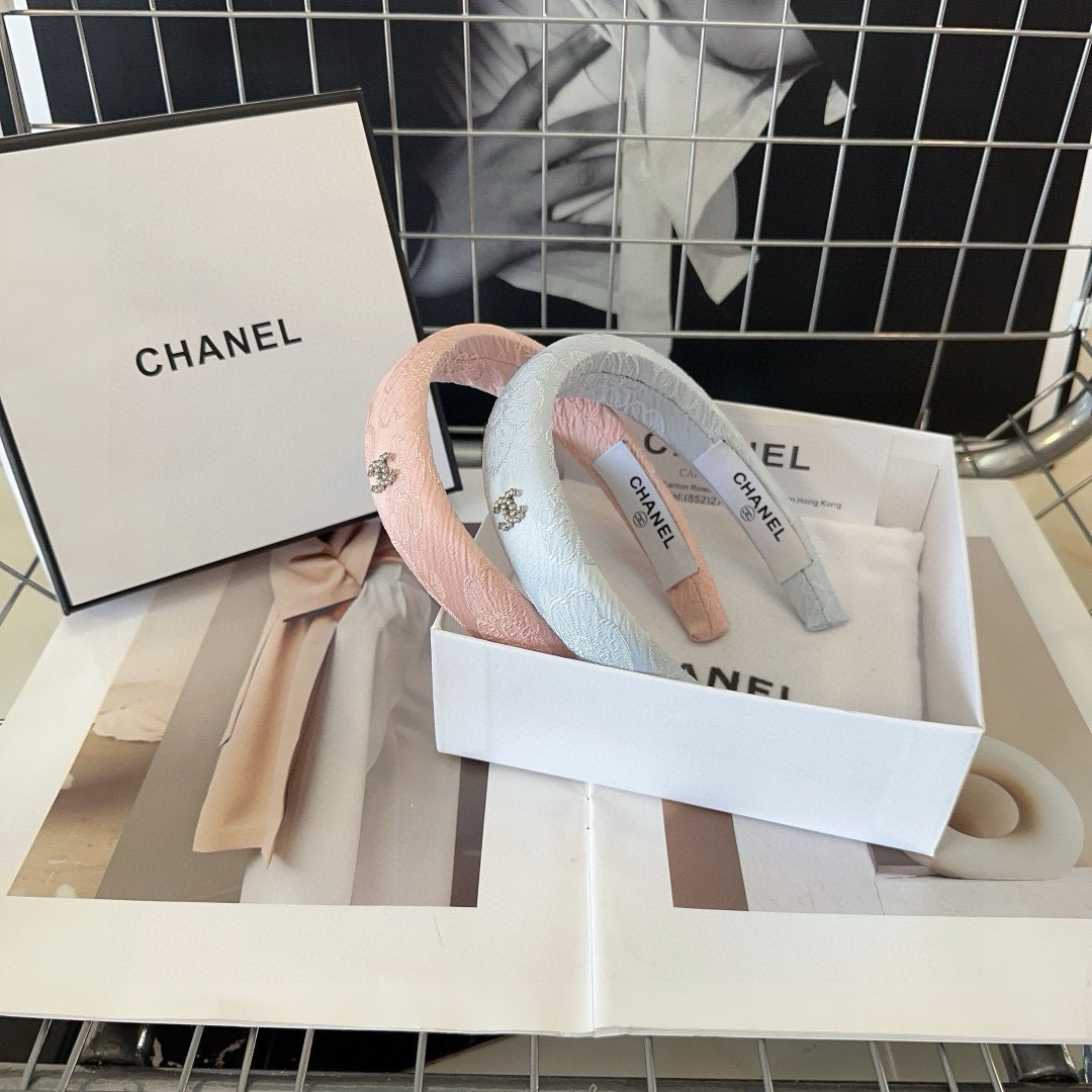 NO:371368,P with packaging box Chanel's latest small fragrant headband, super beautiful!  A very famous lady style, a must-have for a little fairy... Hairpins, hairpins, chanel, chanel, hairpins19860909P 配包装盒 Chanel (香奈儿)最新款小香发箍,超级好看！名媛范儿十足,小仙女必备…发夹,发夹,chanel,chanel,hairpins,accessory
