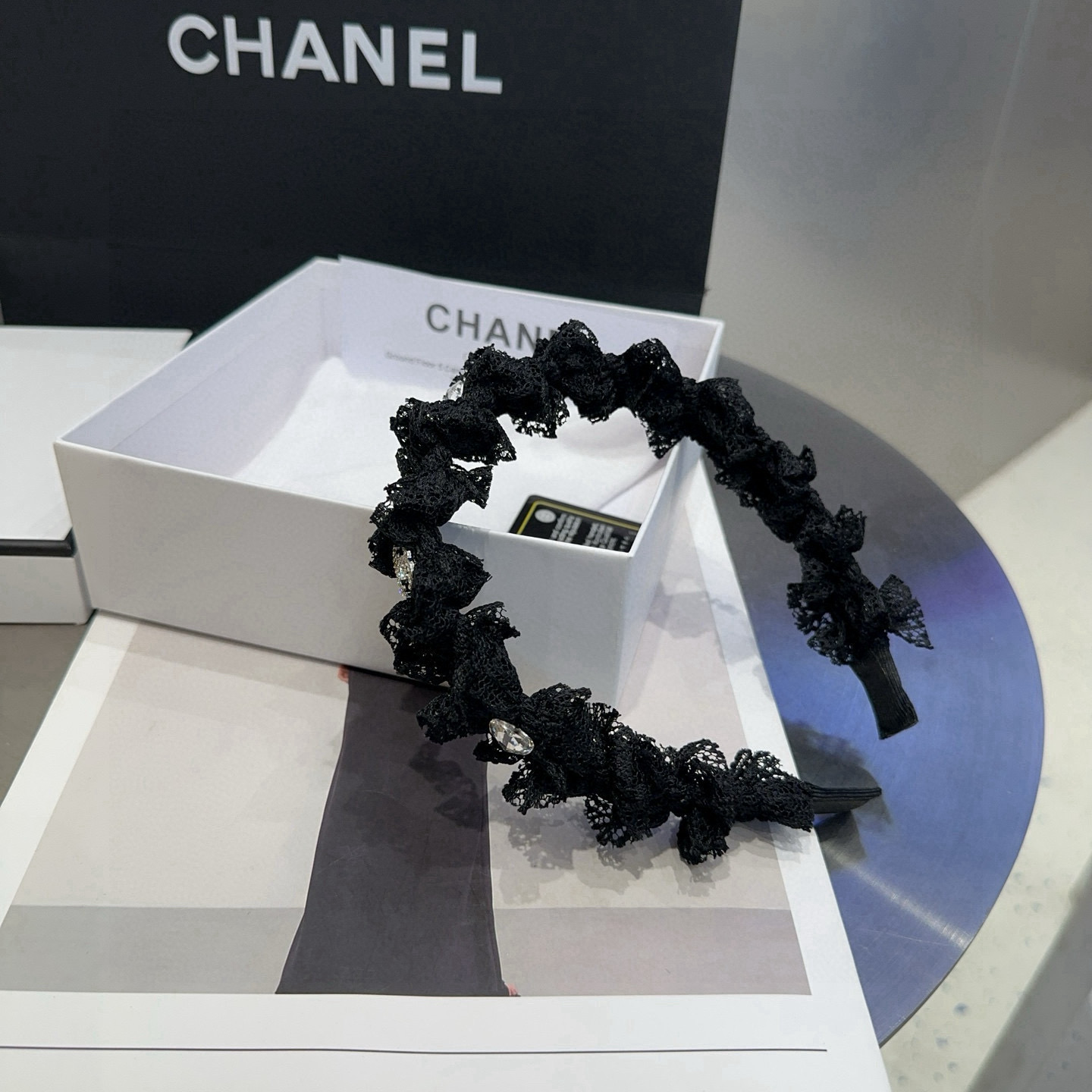 NO:371342,P with packaging box Chanel's latest small fragrant lace headband, super beautiful!  A very famous lady style, a must-have for a little fairy... Hairpins, hairpins, chanel, chanel, hairpins19860909P 配包装盒 Chanel (香奈儿)最新款小香蕾丝发箍,超级好看！名媛范儿十足,小仙女必备…发夹,发夹,chanel,chanel,hairpins,accessory