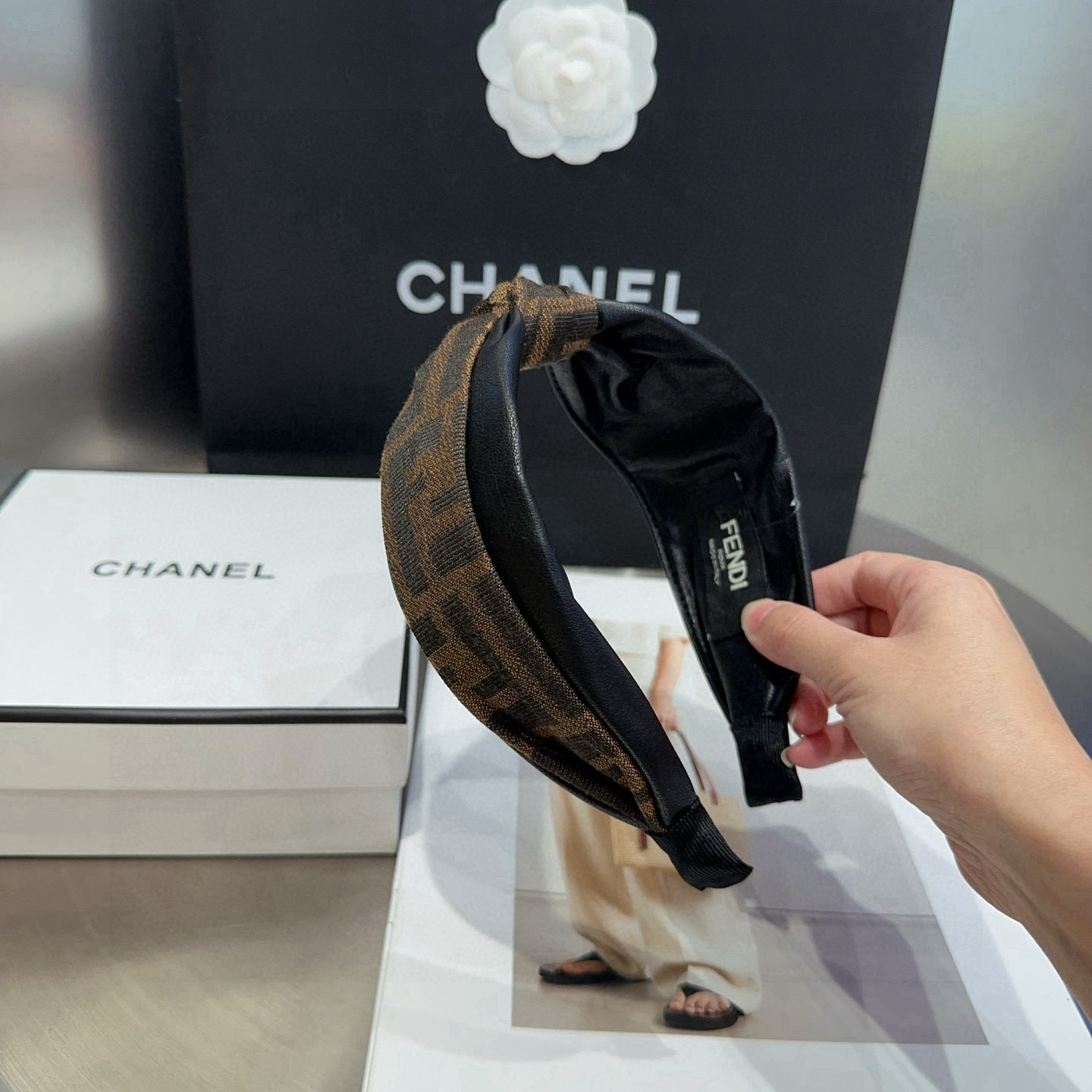 NO:371347,P with packaging box FENDI F headband, retro temperament and beauty, simple and versatile!  The young lady closed her eyes and entered... Hairpins, hairpins, fendi, fendi, hairpins19860909P 配包装盒 FENDI（芬迪）F发箍,复古气质美,简约百搭！小姐姐闭眼入… 发夹,发夹,fendi,fendi,hairpins,accessory