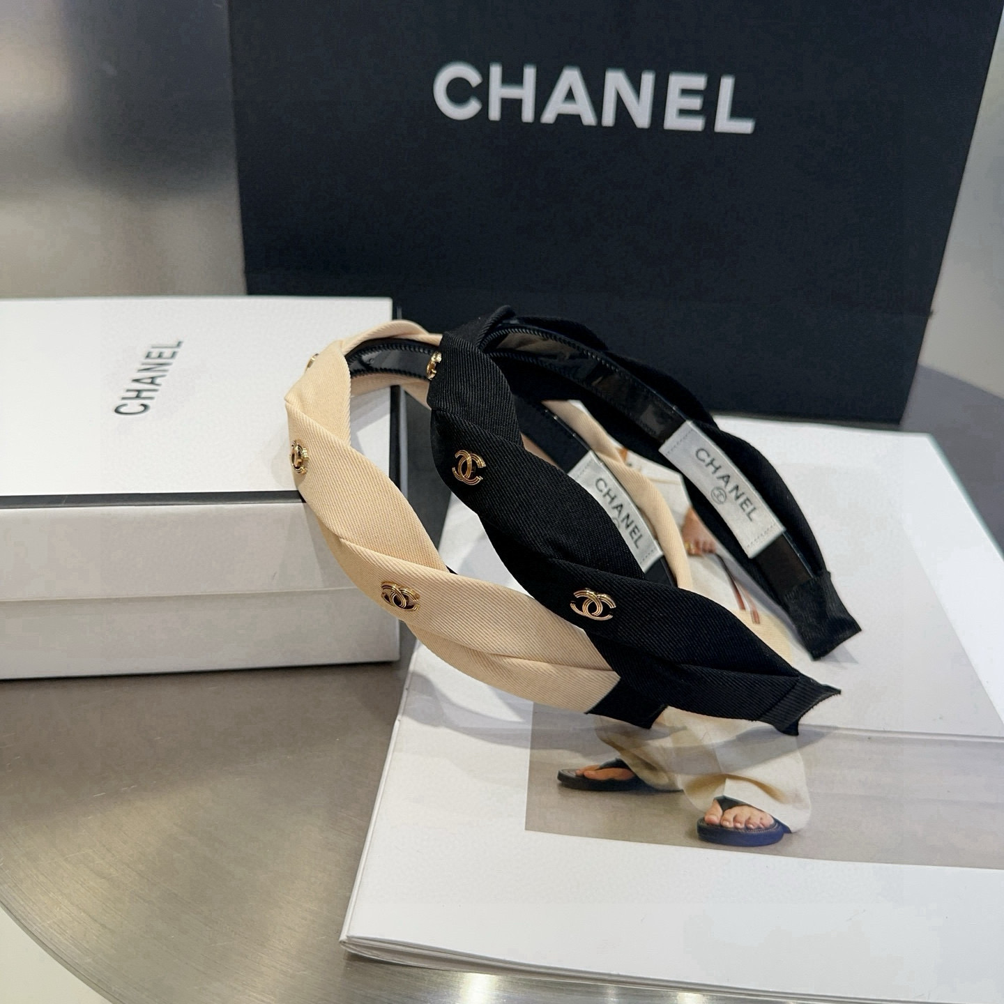 NO:371360,P with packaging box Chanel (Chanel) latest small fragrance hit headband, super beautiful!  A very famous lady style, a must-have for a little fairy... Hairpins, hairpins, chanel, chanel, hairpins19860909P 配包装盒 Chanel (香奈儿)最新款小香爆款发箍,超级好看！名媛范儿十足,小仙女必备…发夹,发夹,chanel,chanel,hairpins,accessory