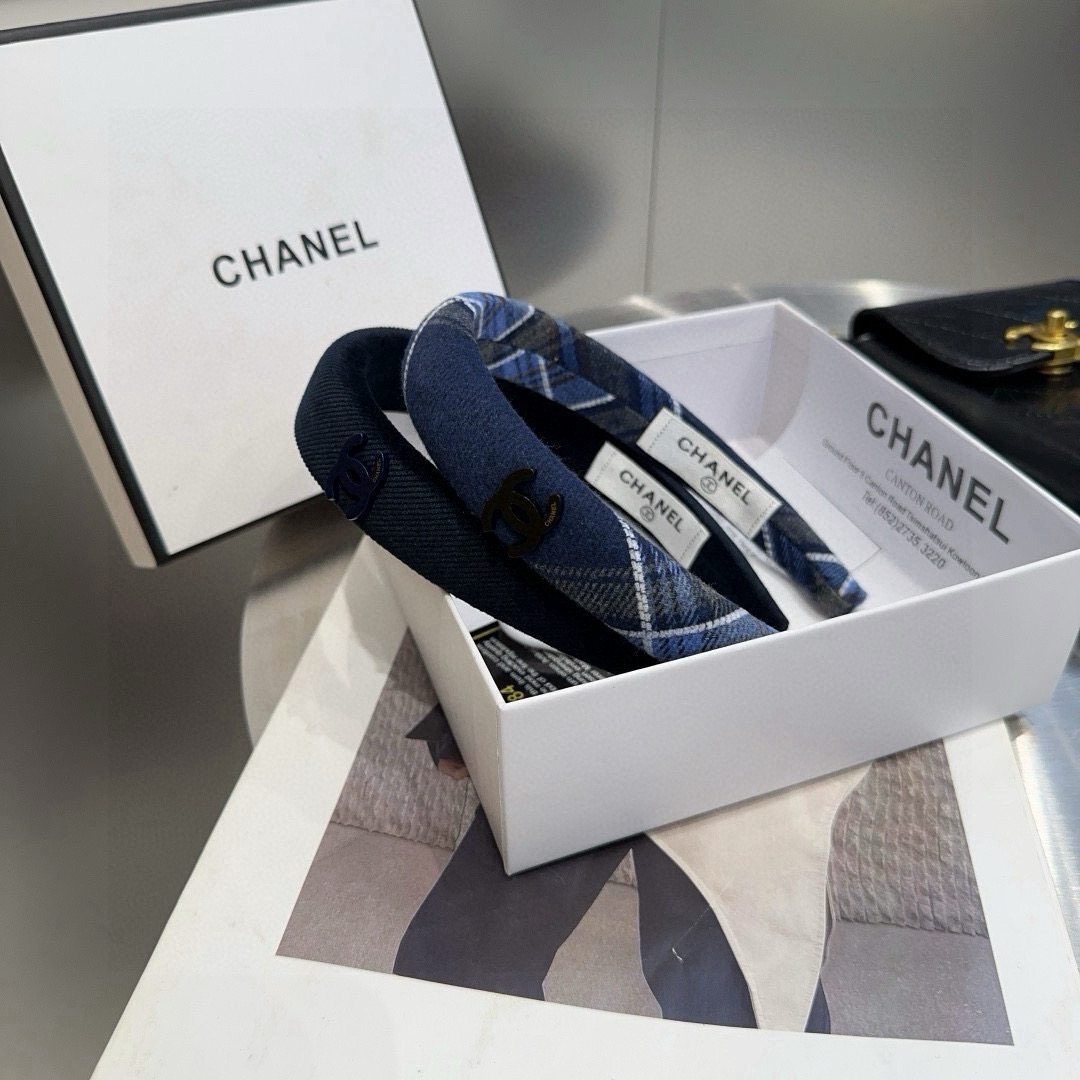 NO:371372,P with packaging box Chanel's latest small fragrant headband, super beautiful!  A very famous lady style, a must-have for a little fairy... Hairpins, hairpins, chanel, chanel, hairpins19860909P 配包装盒 Chanel (香奈儿)最新款小香发箍,超级好看！名媛范儿十足,小仙女必备…发夹,发夹,chanel,chanel,hairpins,accessory